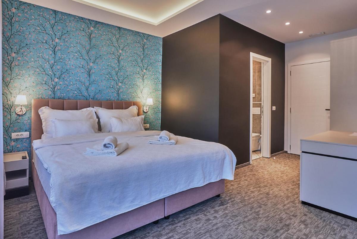 Deluxe Double Room with Balcony photo 1