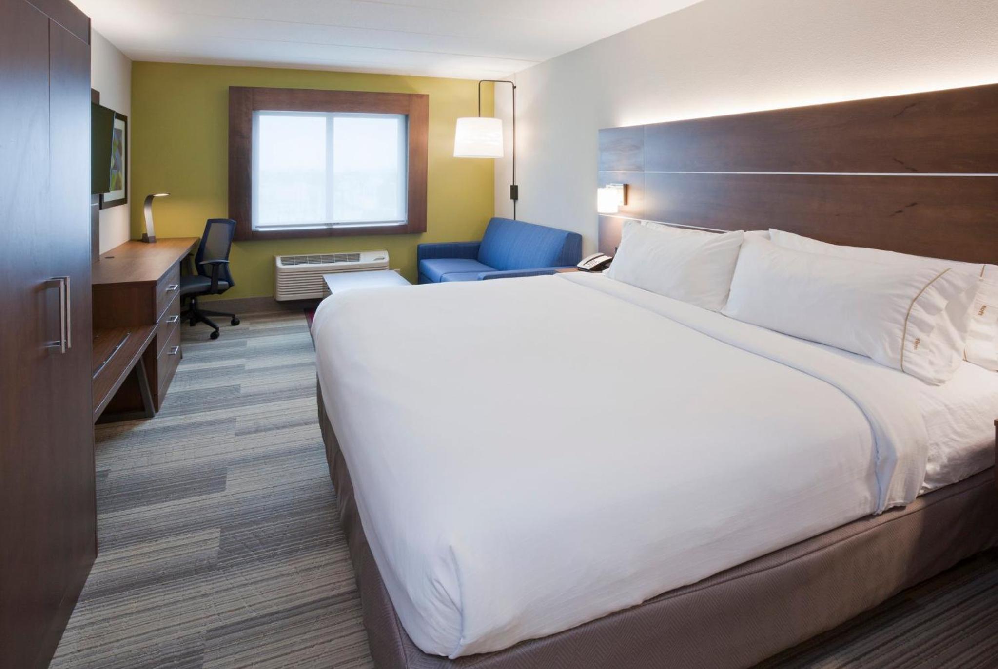 Standard King Room with Sofa Bed - Photo 5
