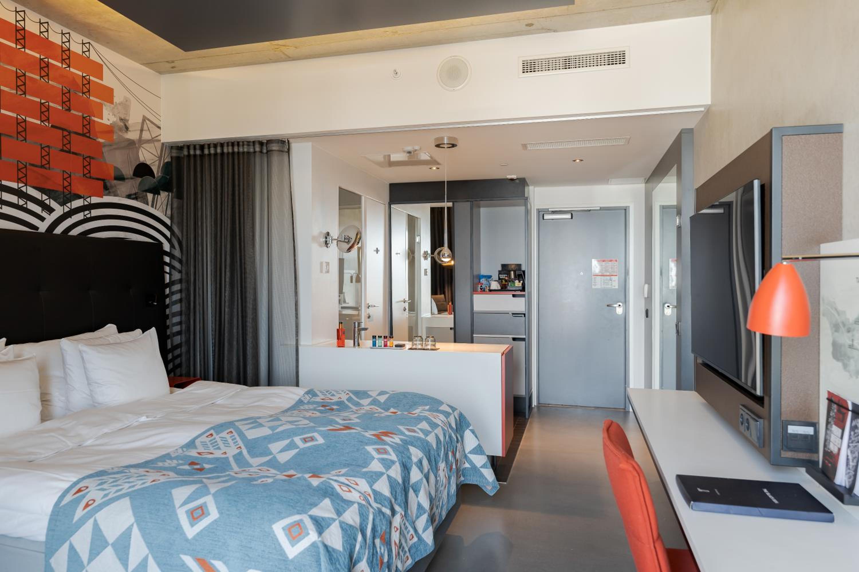 Superior King Room with Extra Bed photo 2