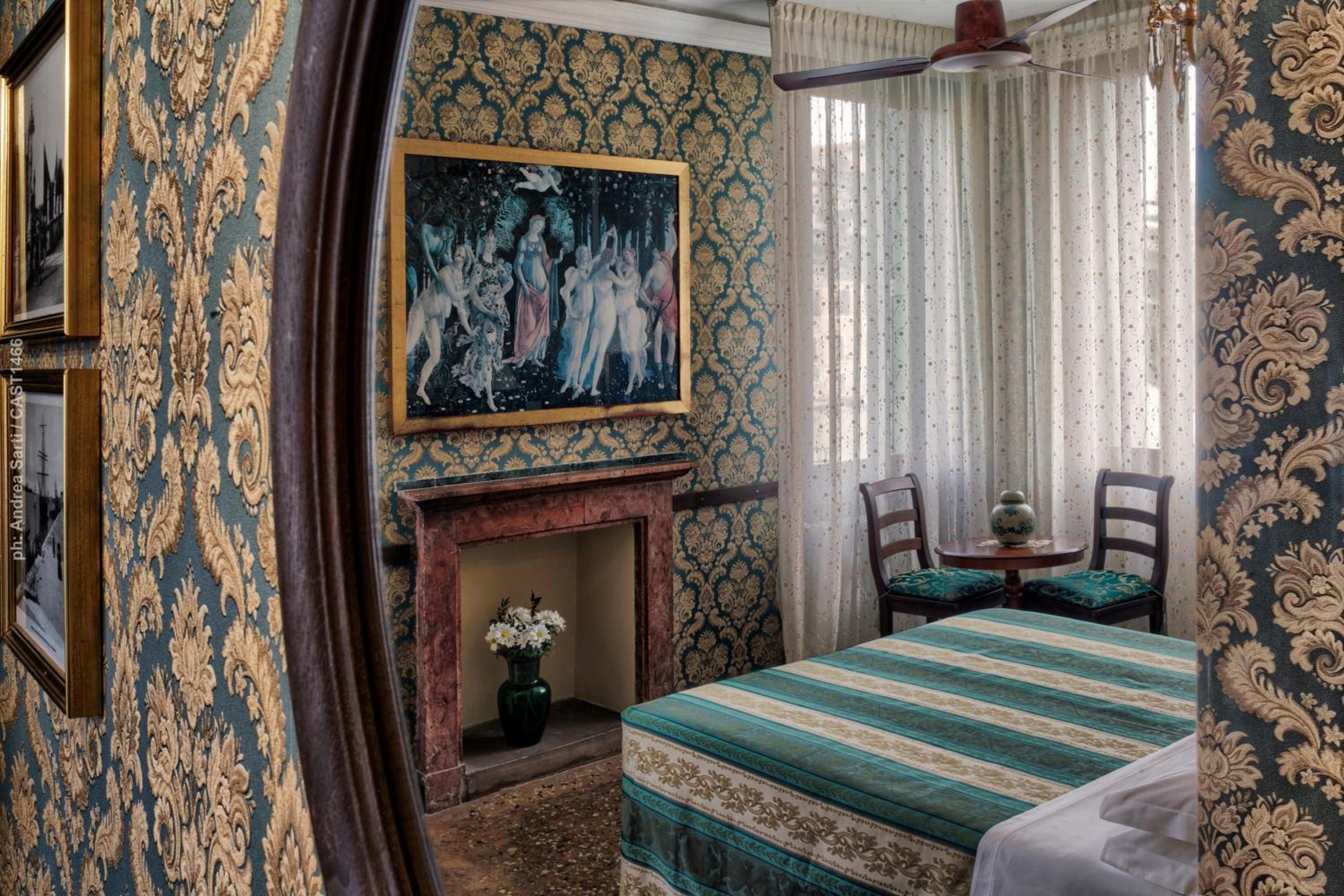 Large Double or Twin Room with Canal View photo 2