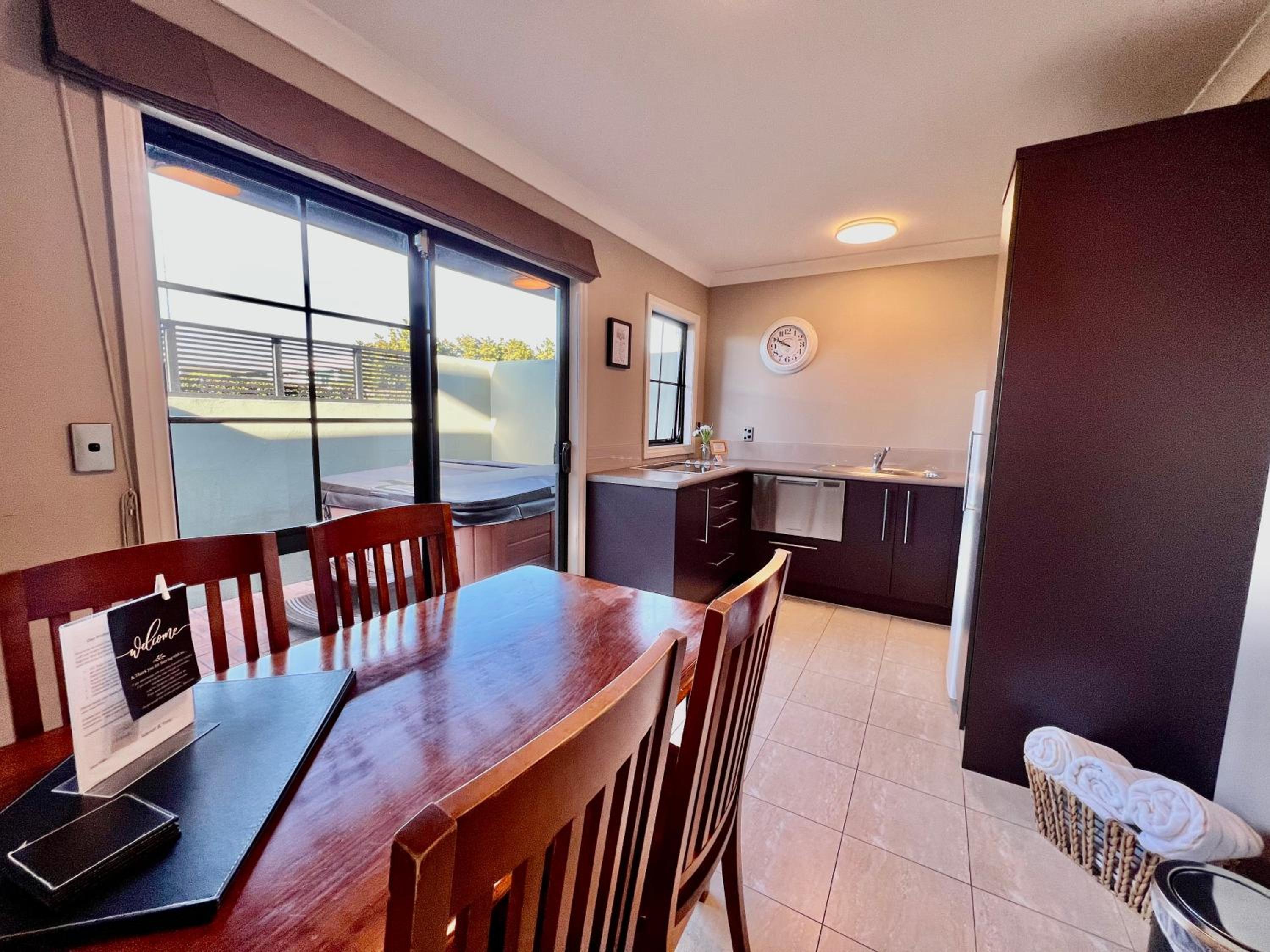 Deluxe King Suite photo 2