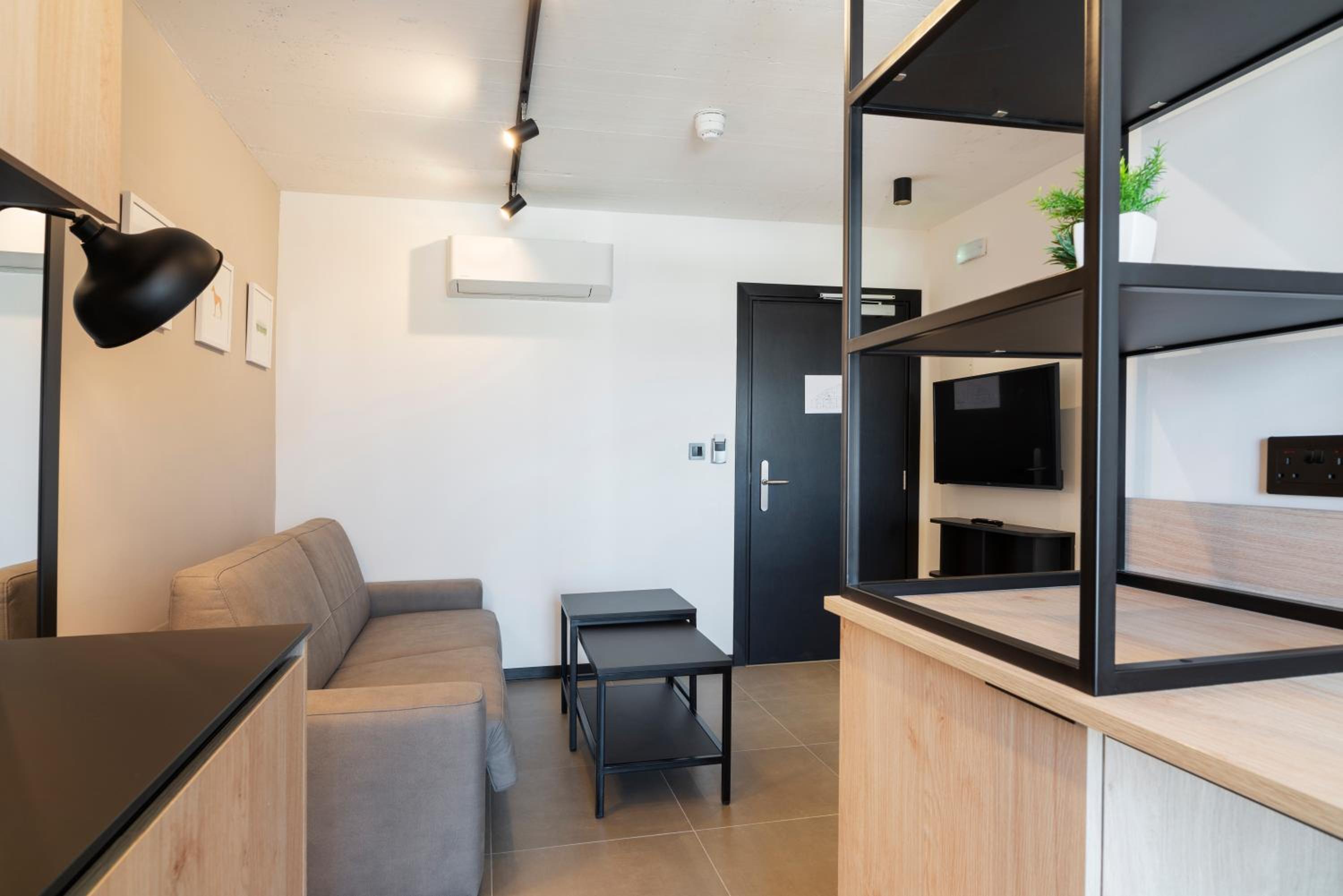 One Bedroom Superior Apartment - Photo 8