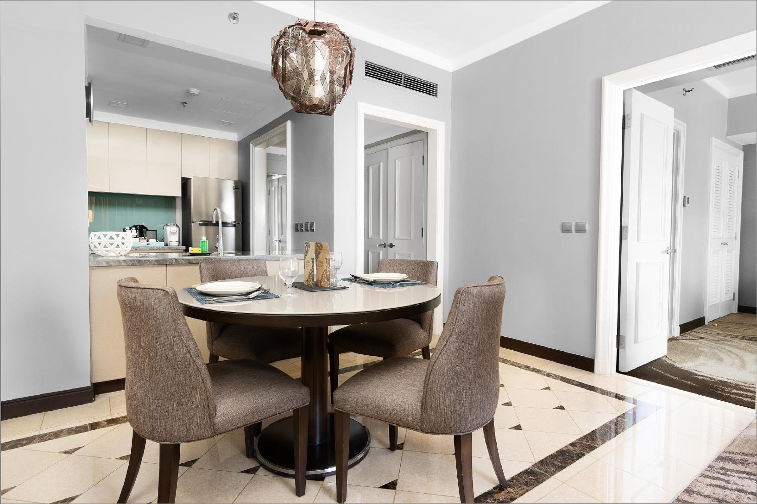 Executive One-Bedroom Apartment - Photo 3