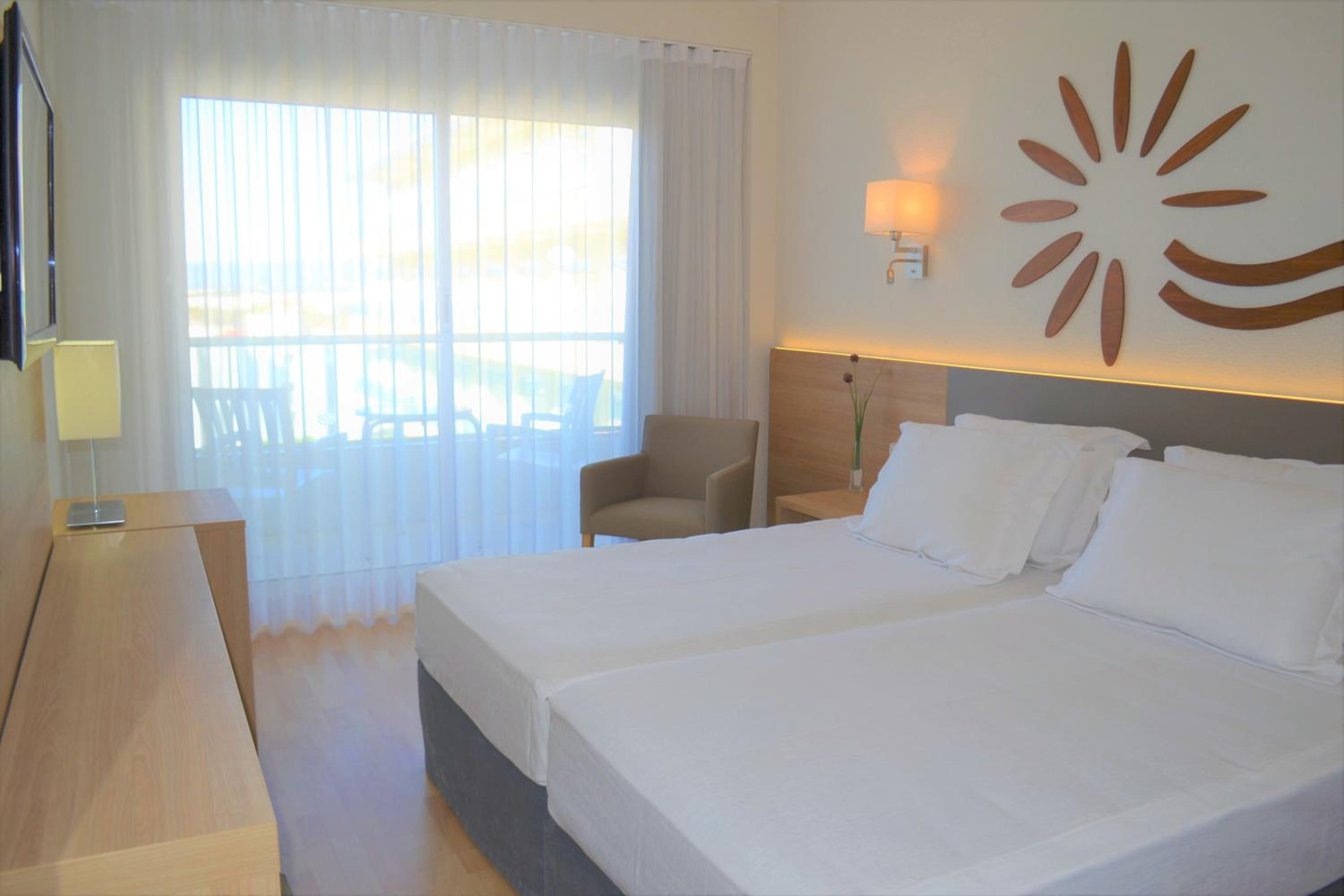 Twin Room with Pool View - Photo 7
