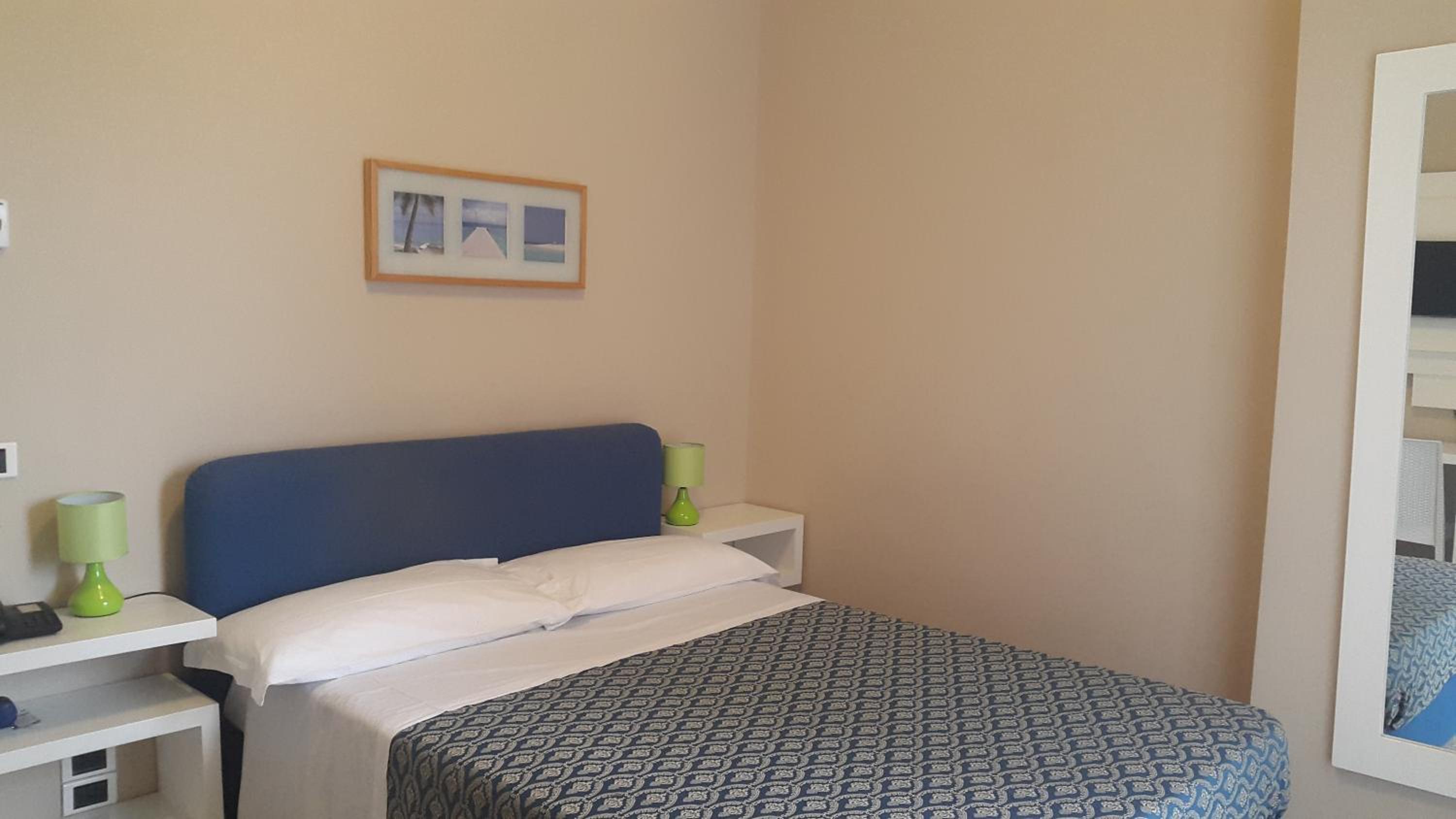 Small Double Room - Photo 1