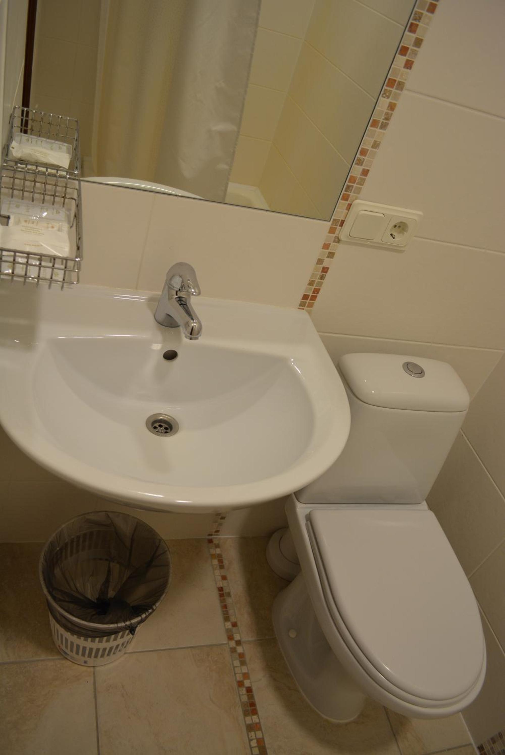 Double Room with Private Bathroom - Photo 3