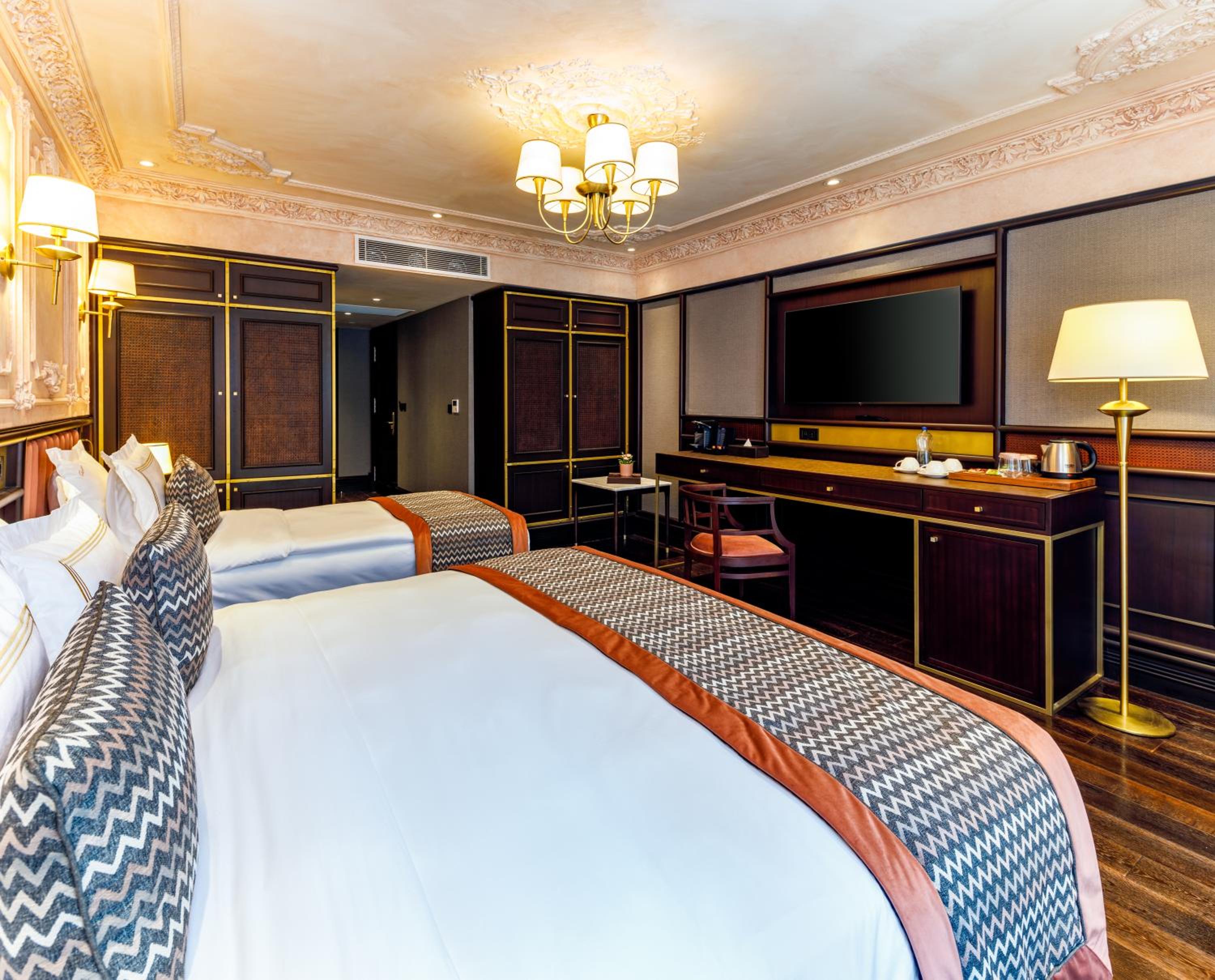 Deluxe Double Room (2 Adults + 1 Child)