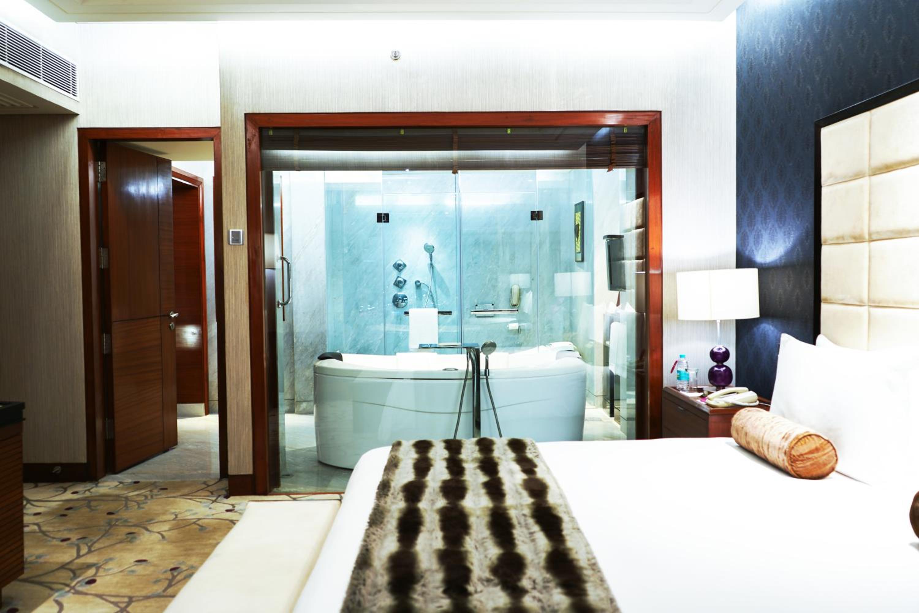 One-Bedroom Suite with Living Area on Mid Floor – Nonsmoking
