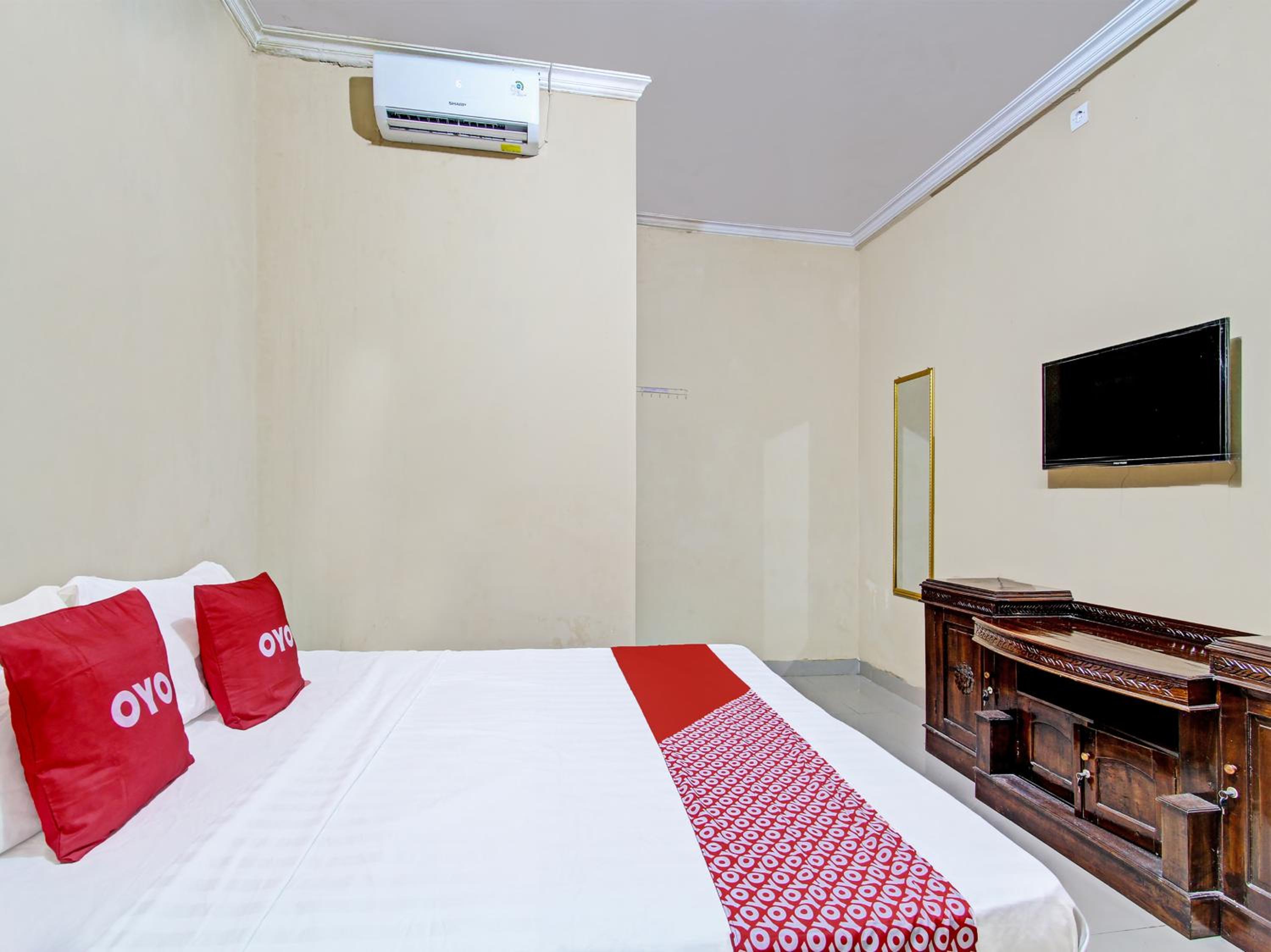 Deluxe King Room - Photo 13