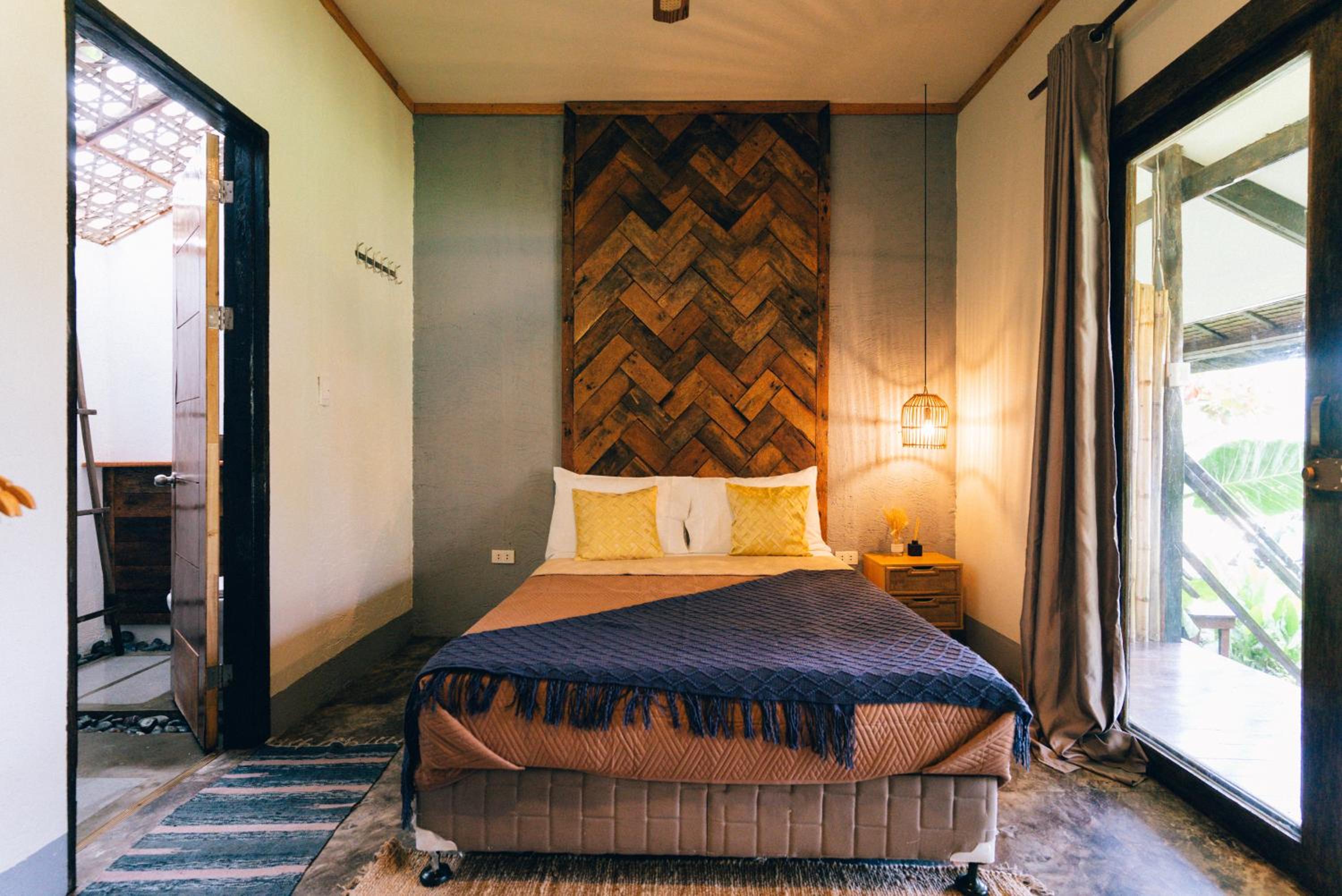 Deluxe Double Room with Balcony - Photo 4