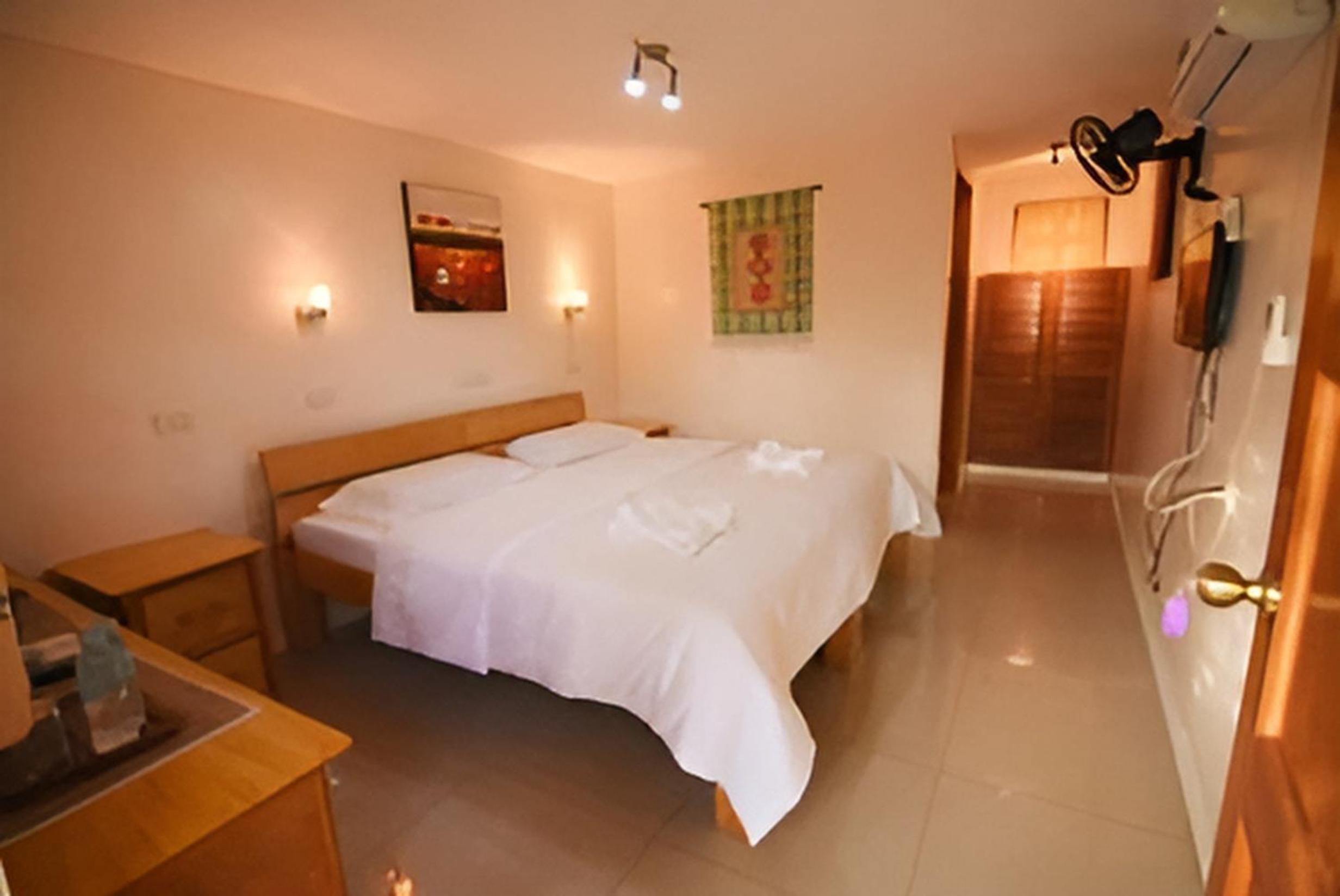 Standard Twin Room - Photo 9