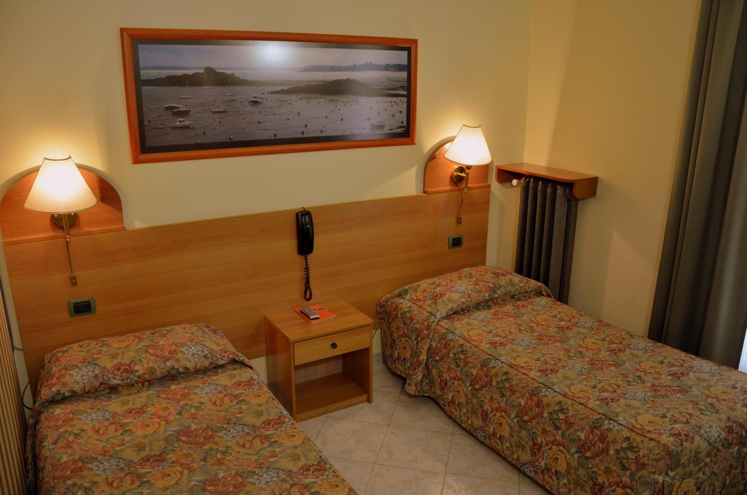 Twin Room - Photo 8