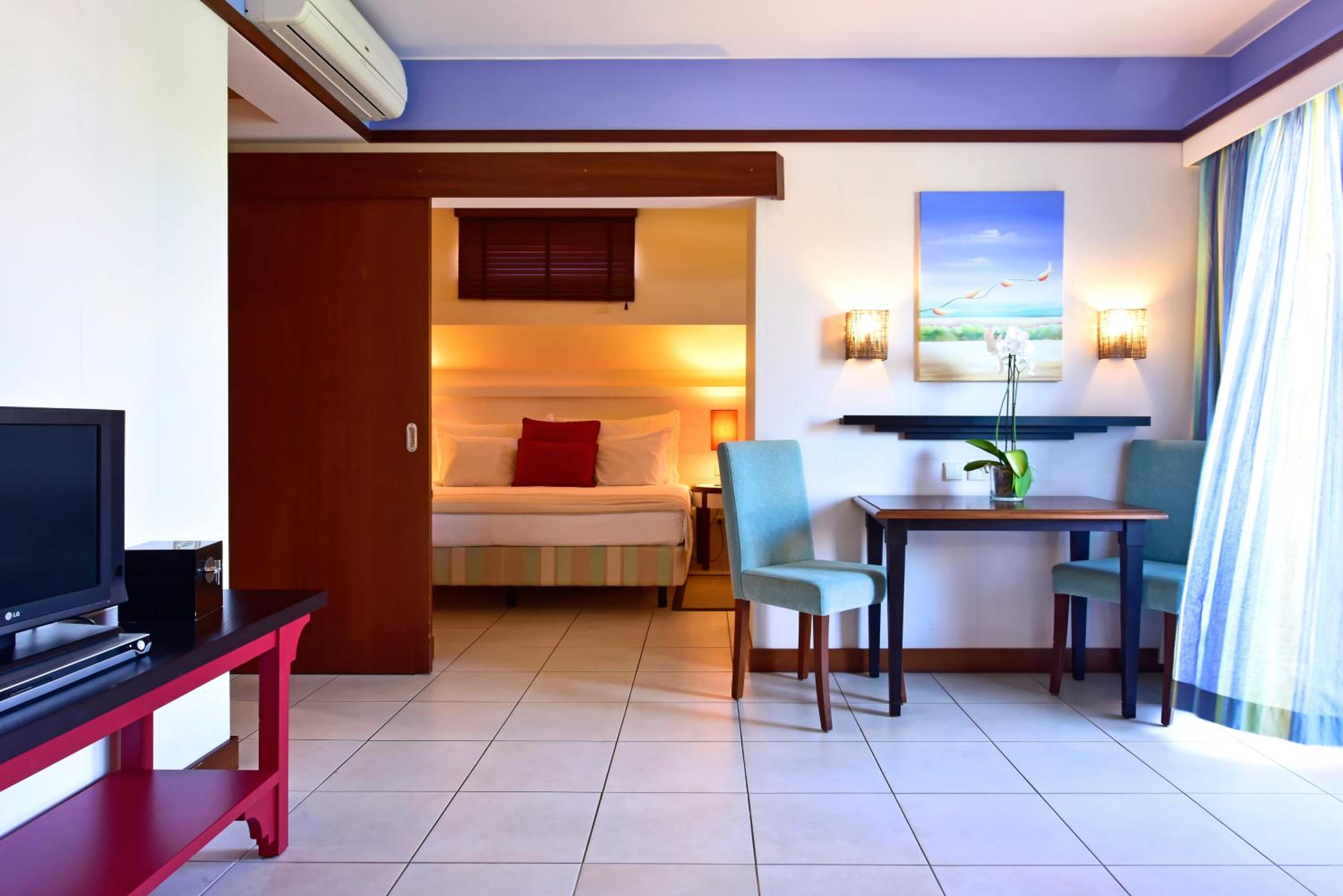 One-Bedroom Suite (2 adults + 2 Children) - Photo 1