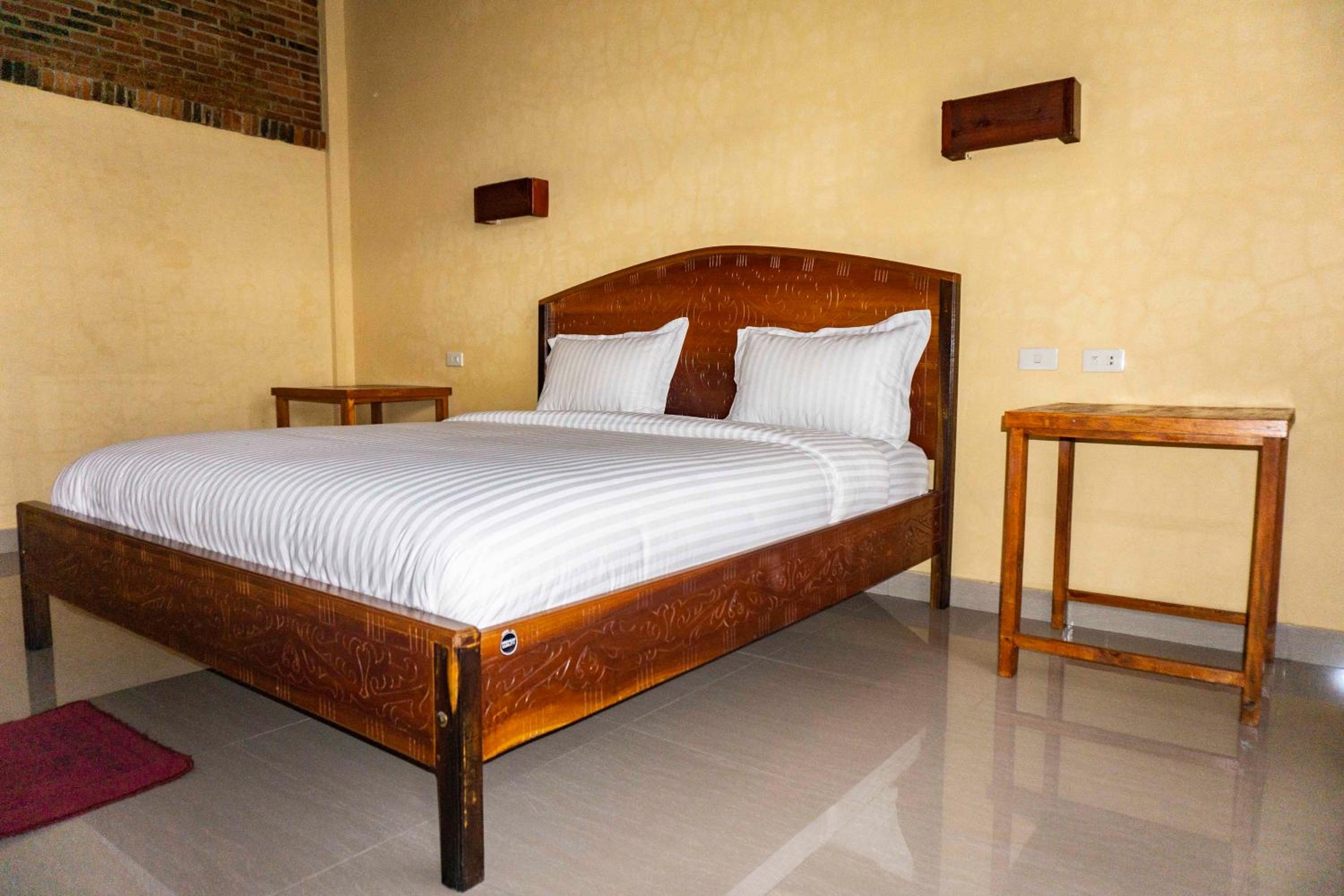 Deluxe Double Room with Balcony - Photo 18