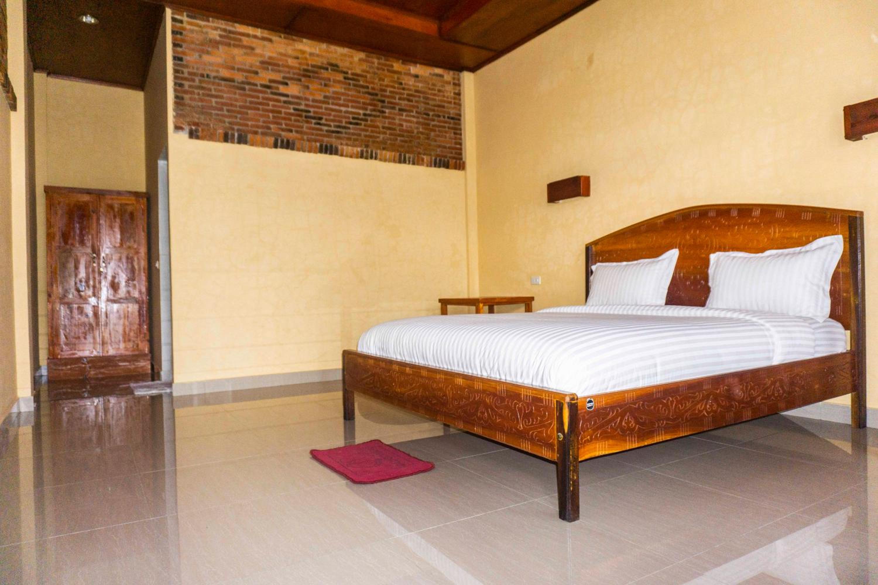 Deluxe Double Room with Balcony - Photo 17