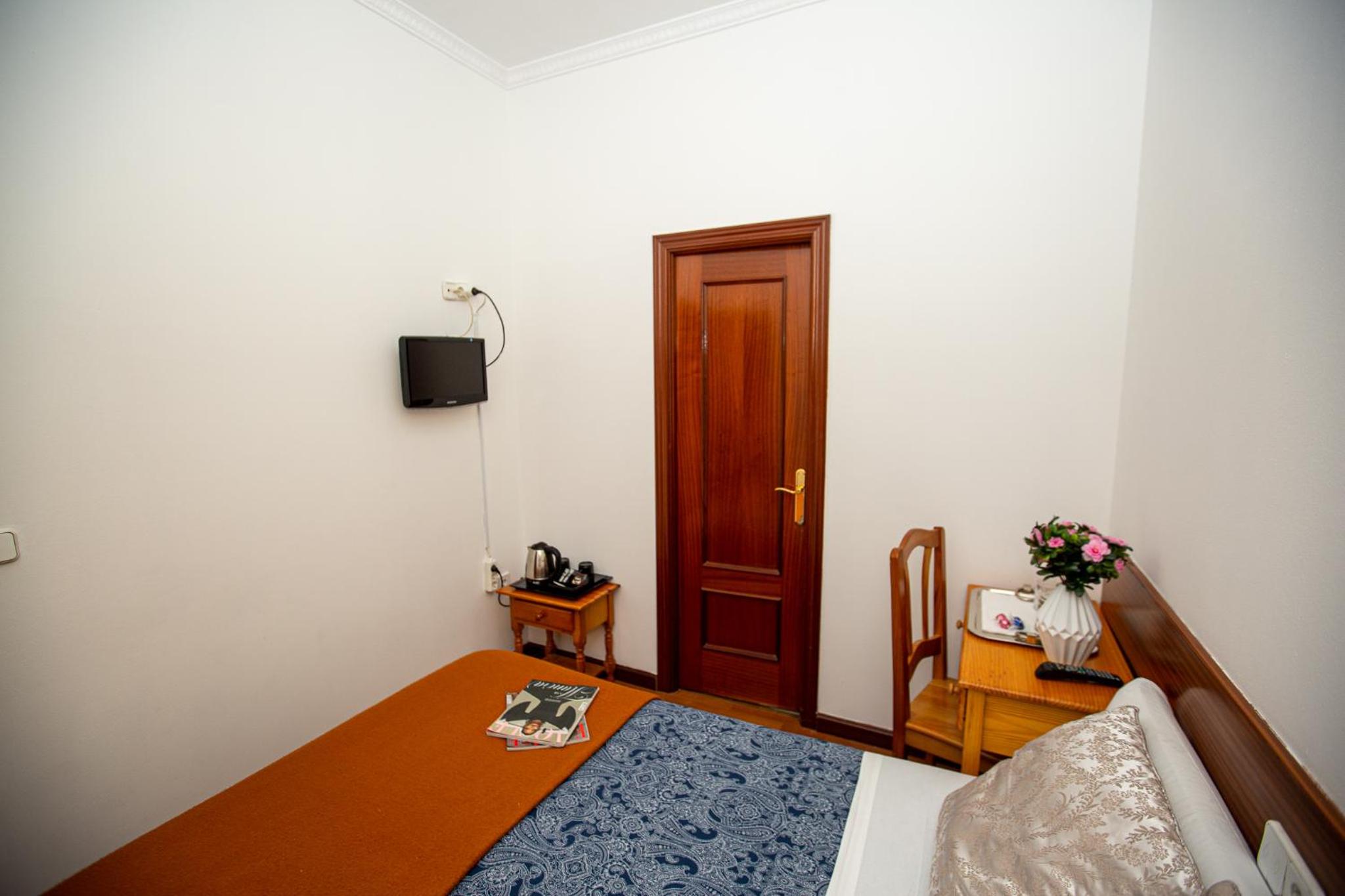 Small Interior Double Room - Photo 2