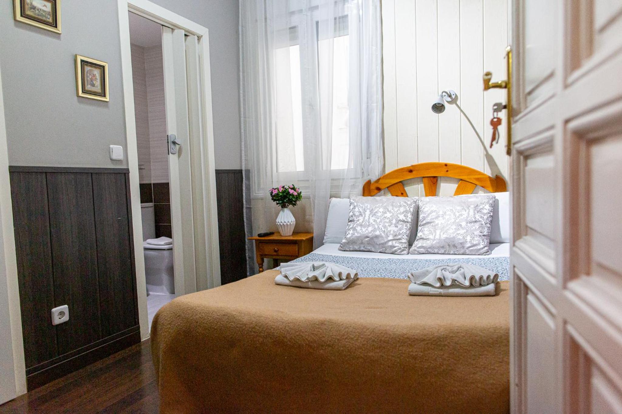 Small Interior Double Room - Photo 3