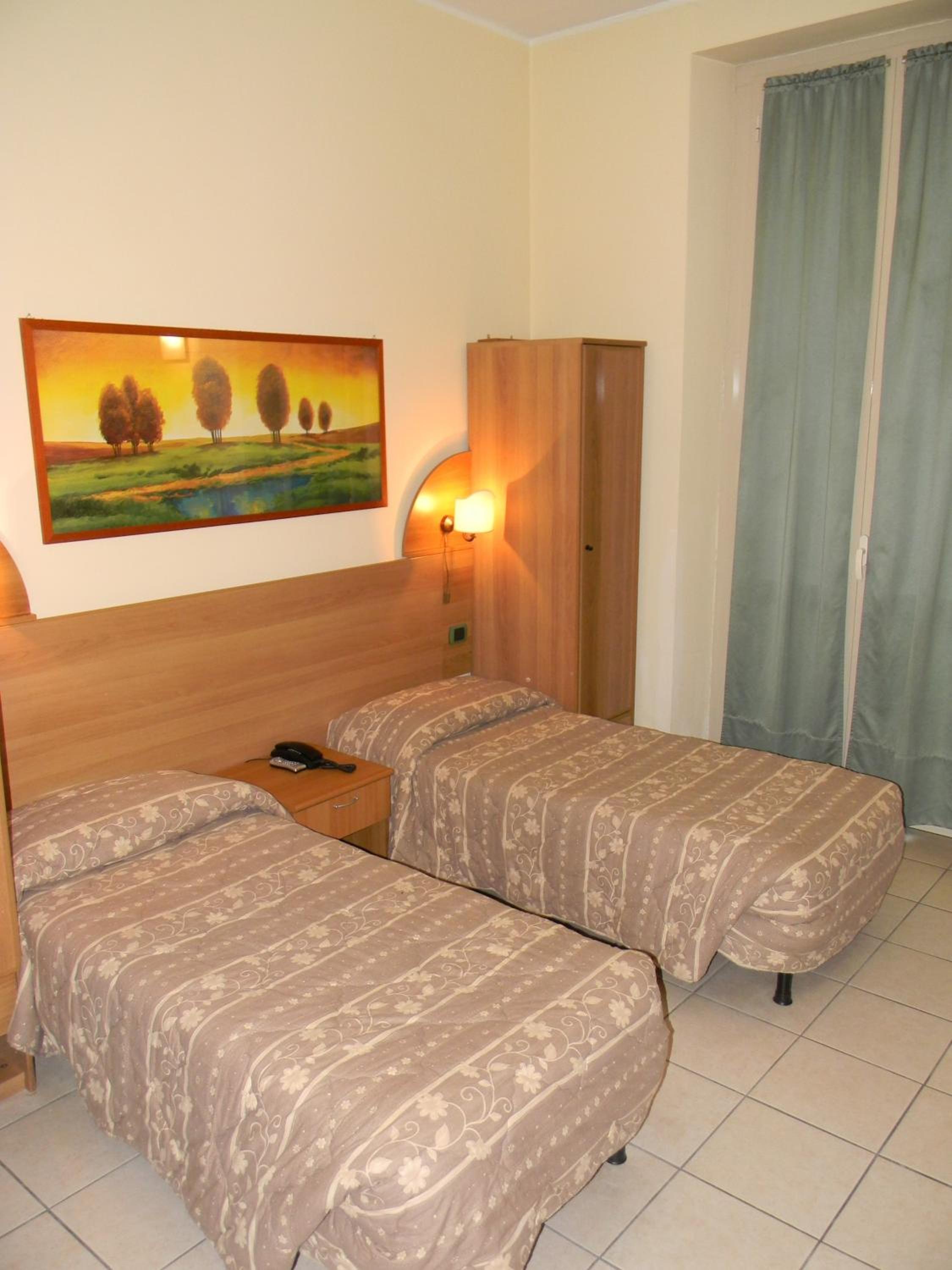 Twin Room - Photo 3