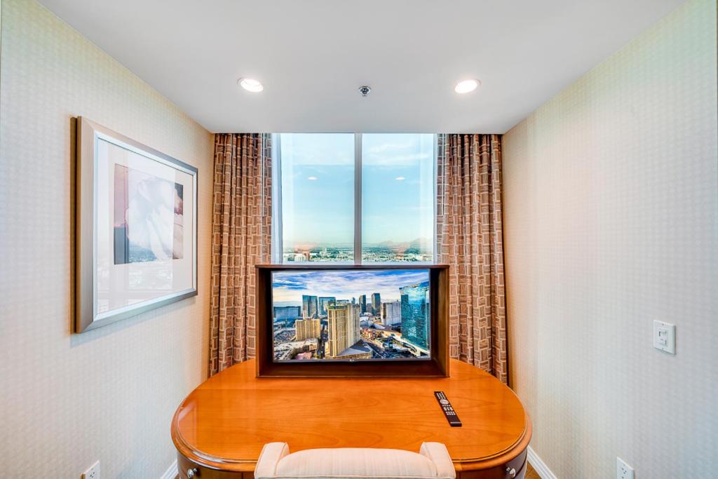Elite 1BR Suite Strip View with Balcony - Photo 16