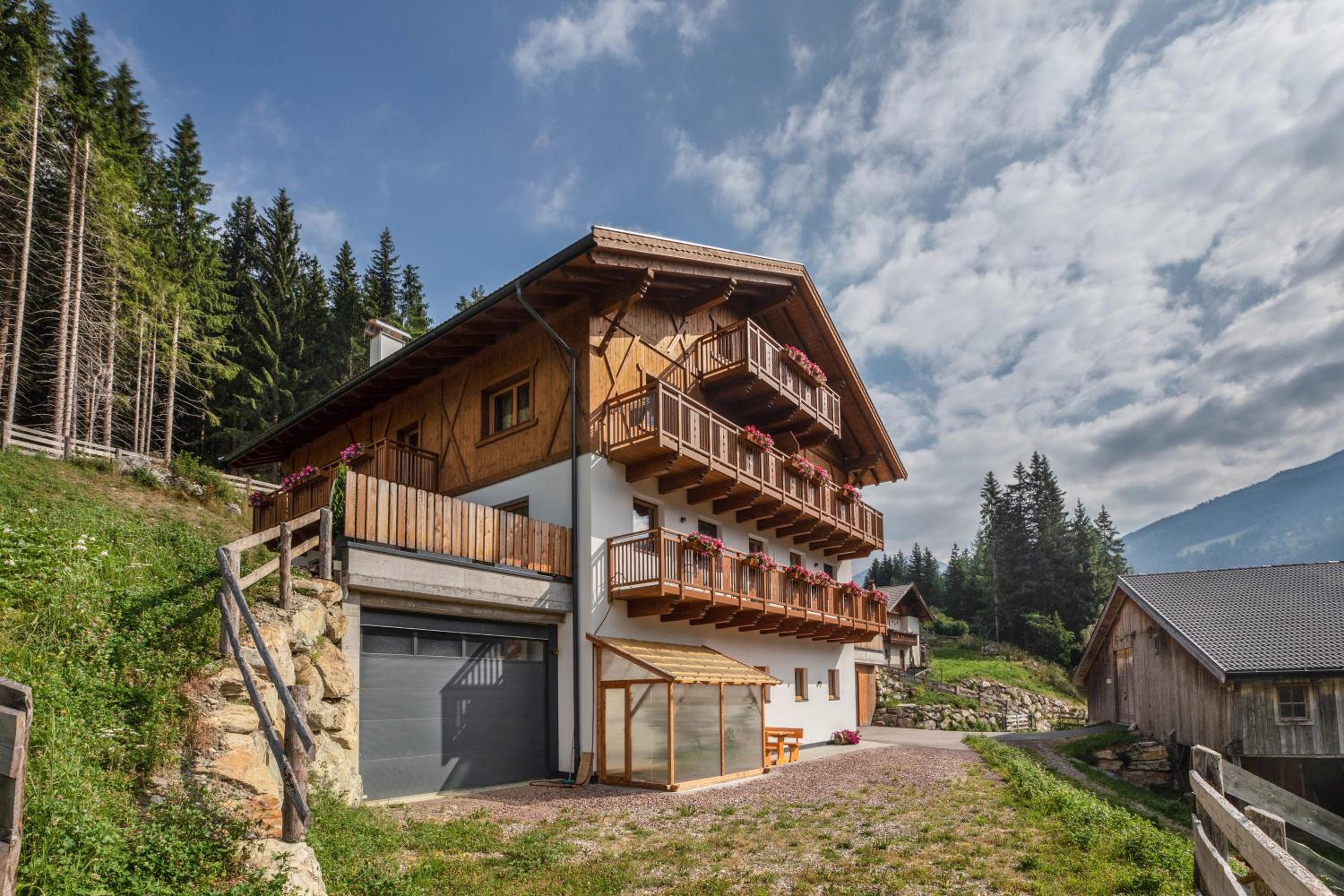 Two-Bedroom Deluxe Apartment with Garden View photo 3