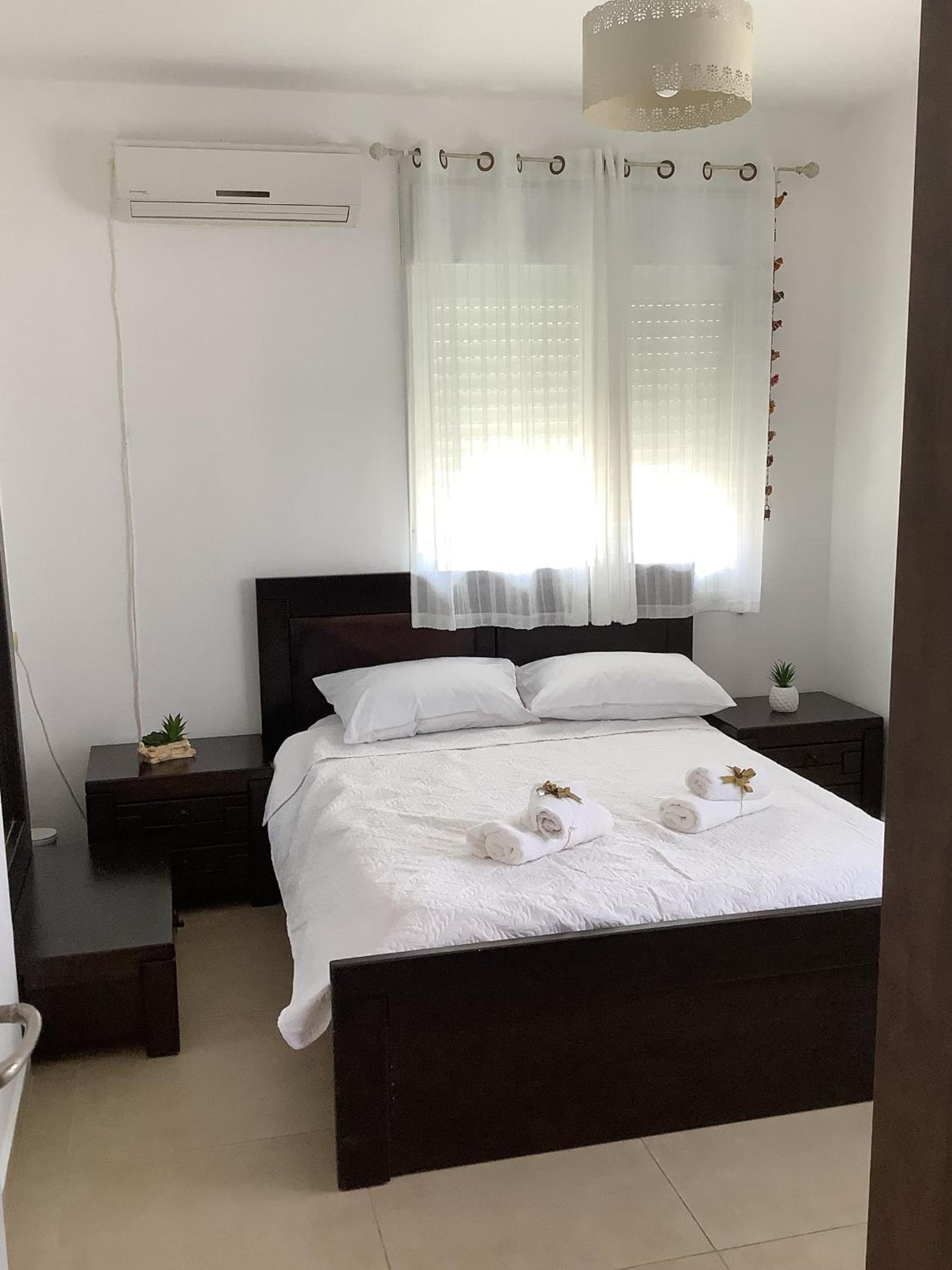 Five-Bedroom House - Photo 3