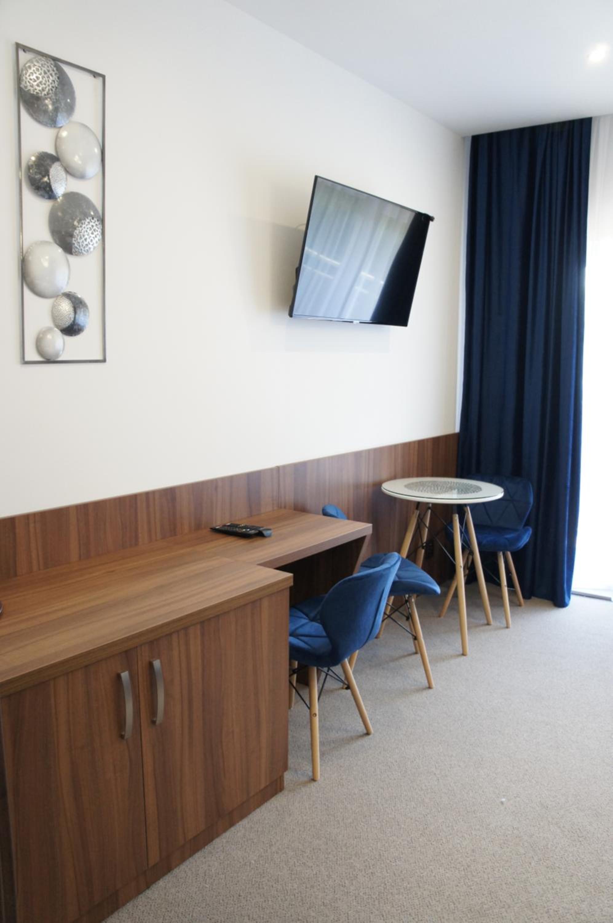 Triple Room with Balcony - Photo 11