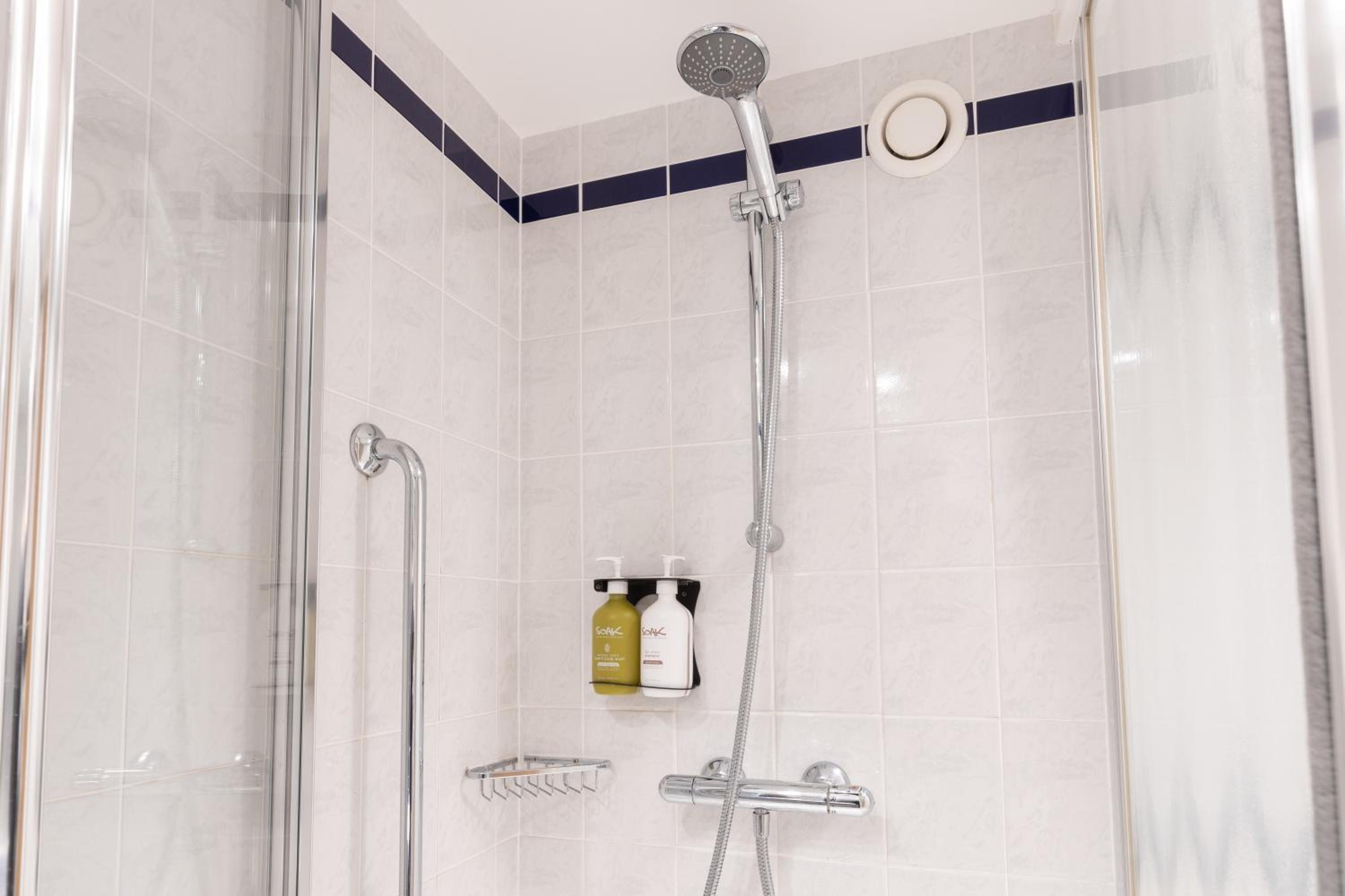 Standard Double Room with Free Hot Breakfast - Photo 3