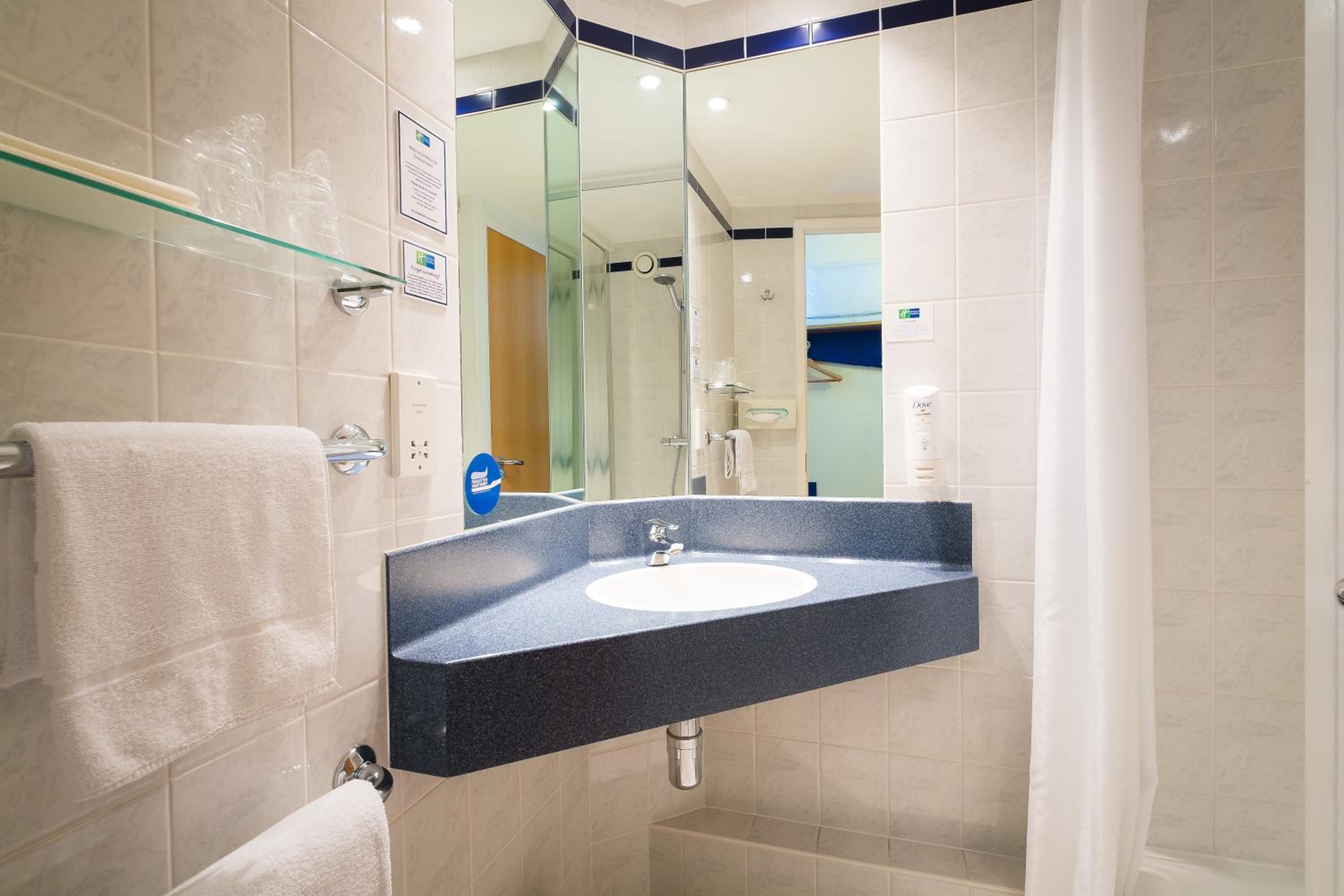 Standard Double Room with Free Hot Breakfast - Photo 9