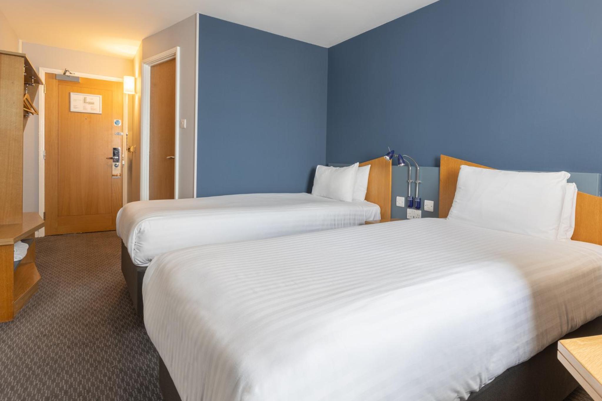 Standard Twin Room with Free Hot Breakfast - Photo 2