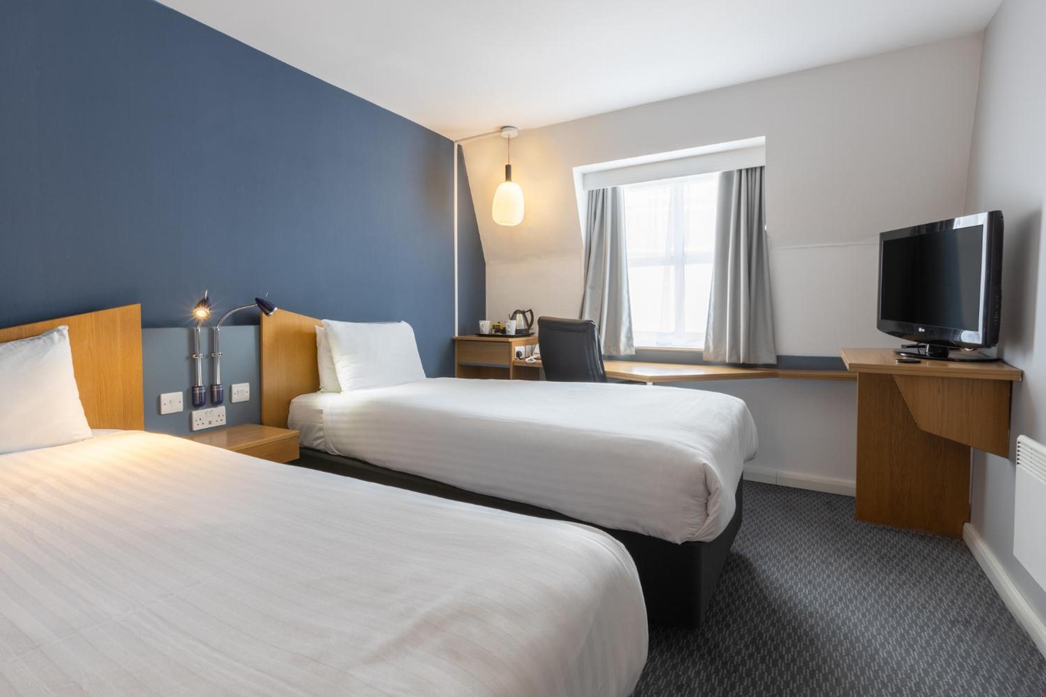 Standard Twin Room with Free Hot Breakfast - Photo 8
