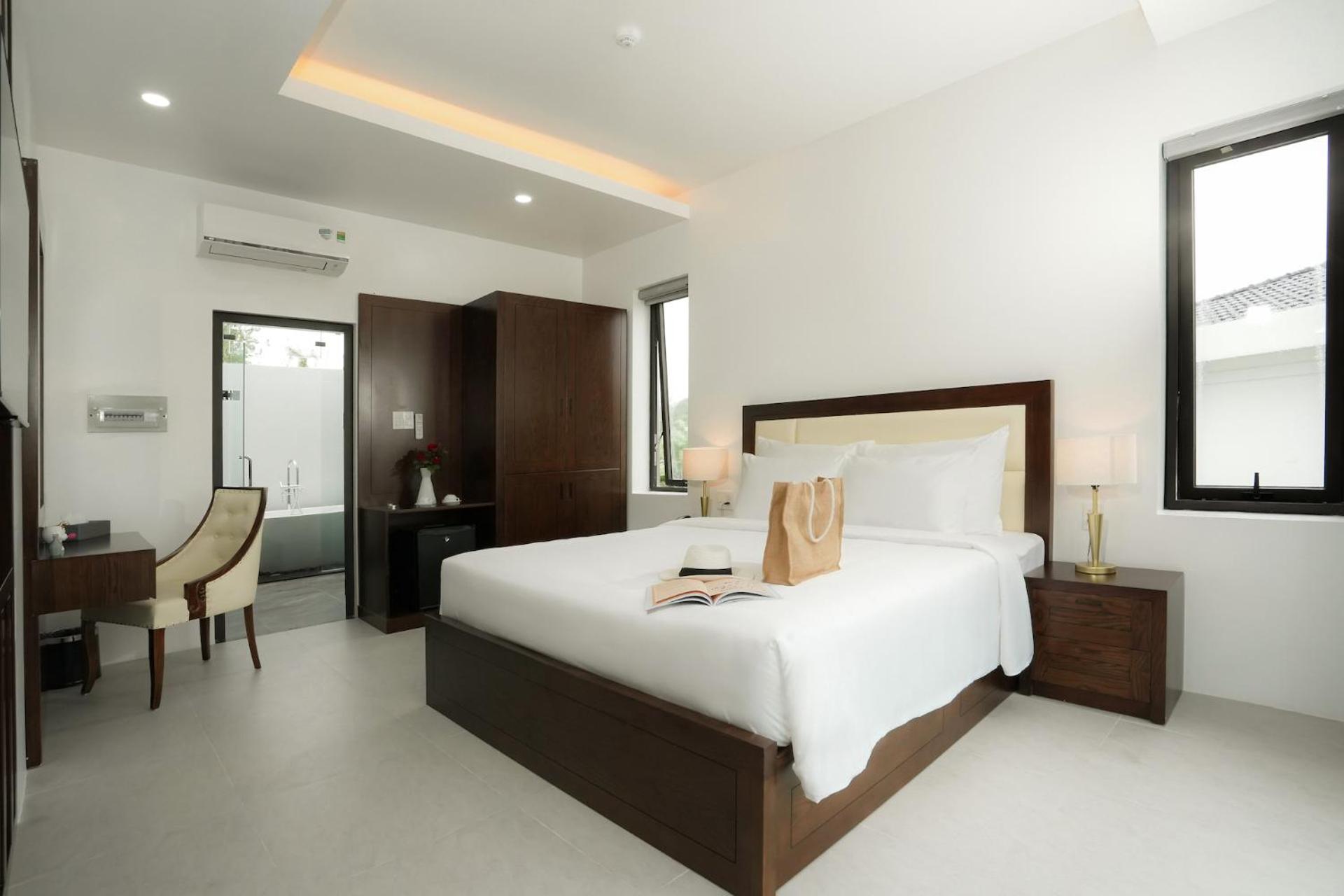 Suite with Pool View - Photo 5