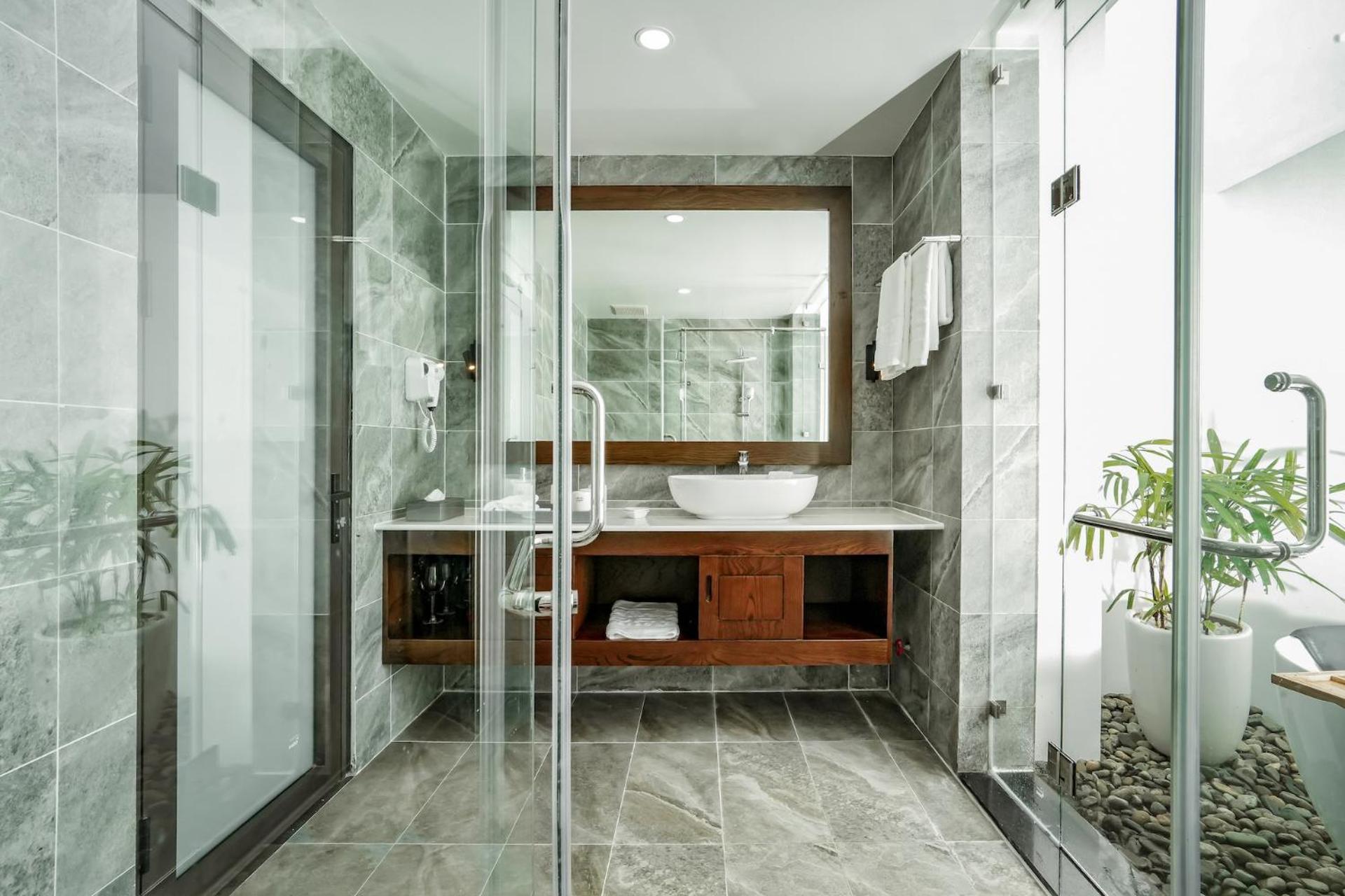 Suite with Pool View - Photo 8