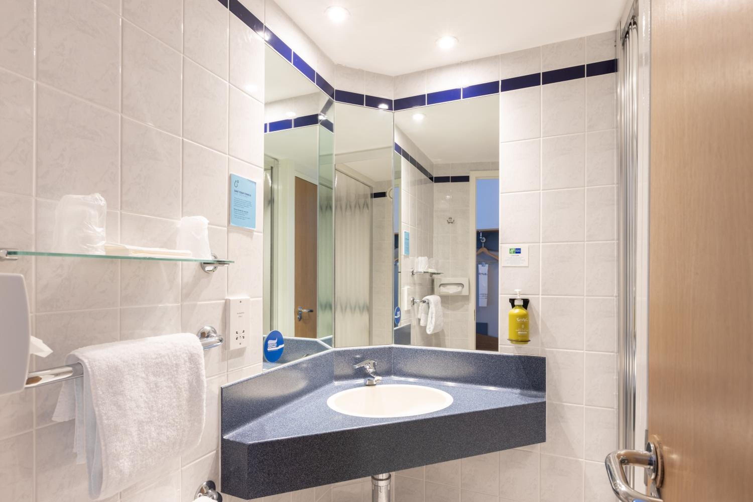 Standard Double Room with Free Hot Breakfast - Photo 6