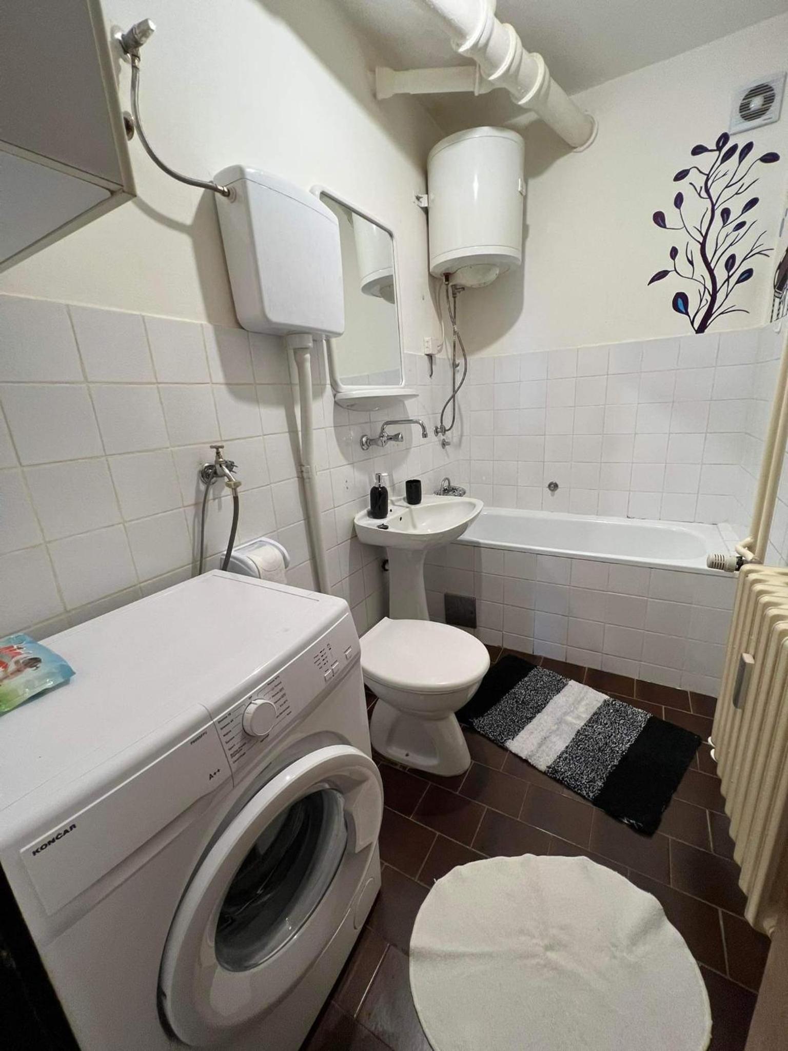One-Bedroom Apartment - Photo 10