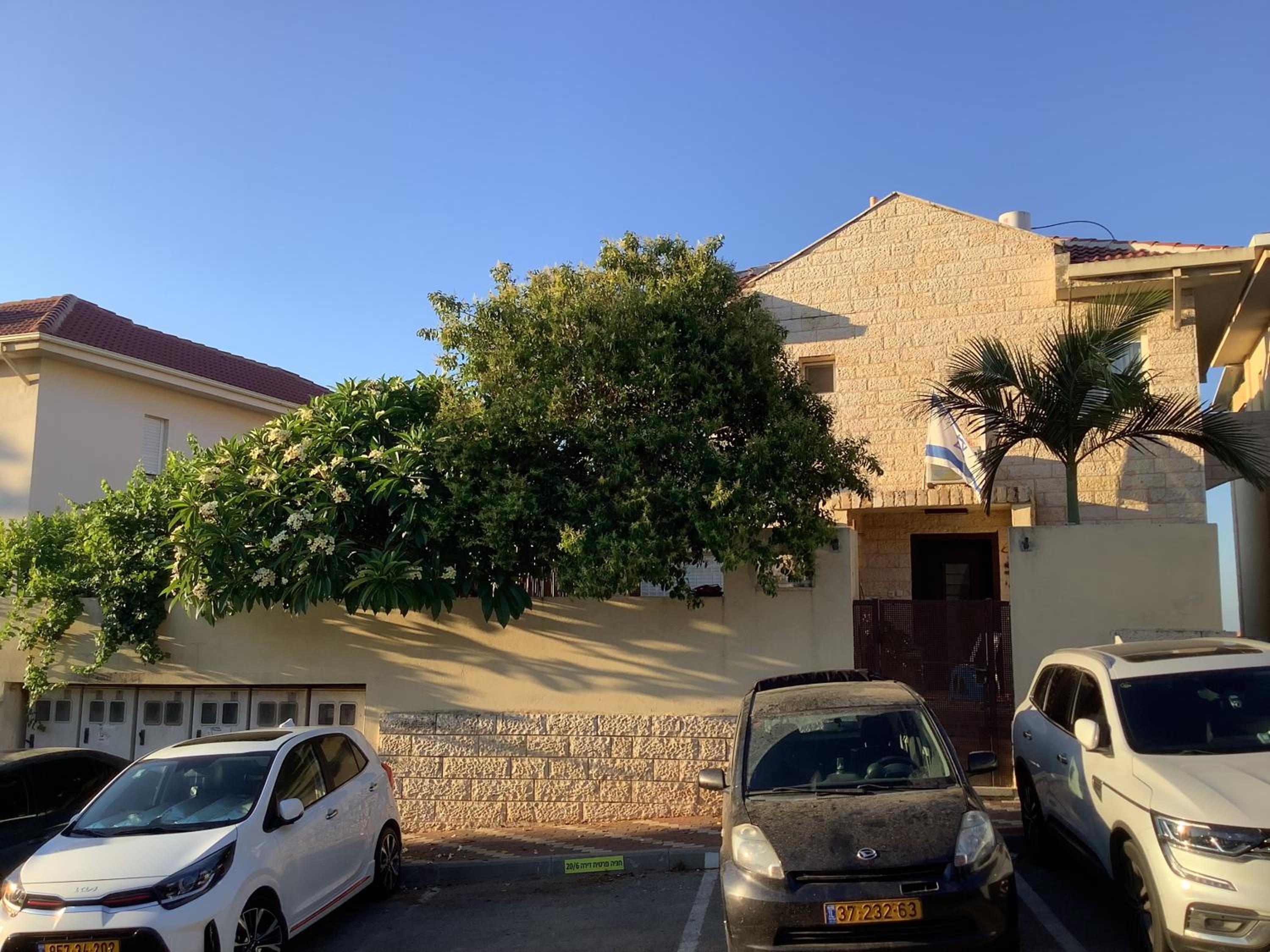 Five-Bedroom House - Photo 12