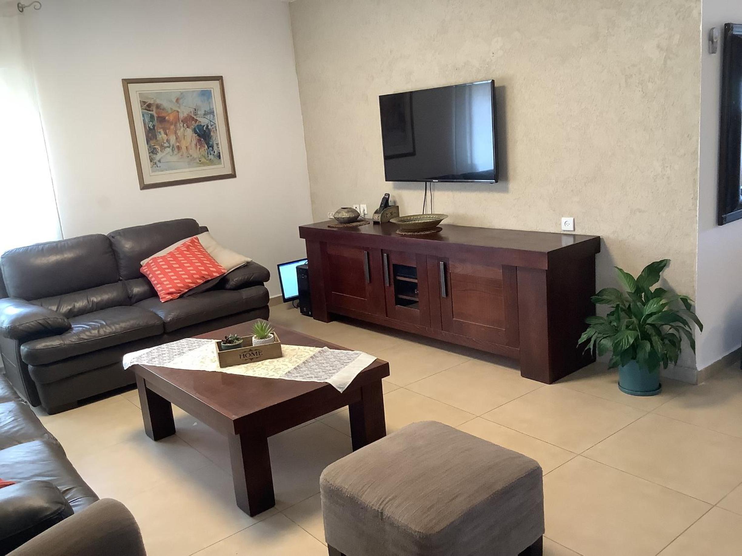 Five-Bedroom House - Photo 9