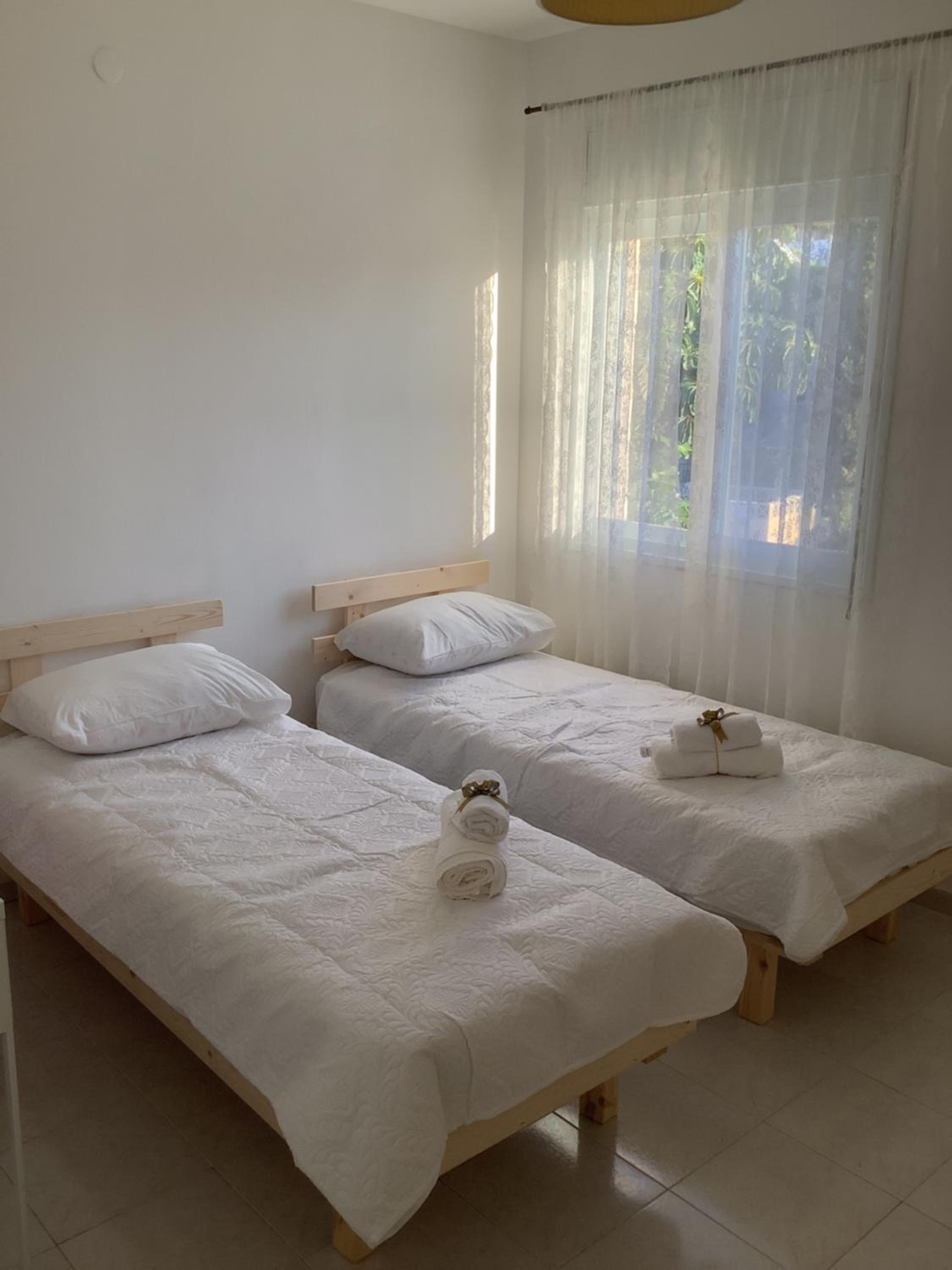 Five-Bedroom House - Photo 2