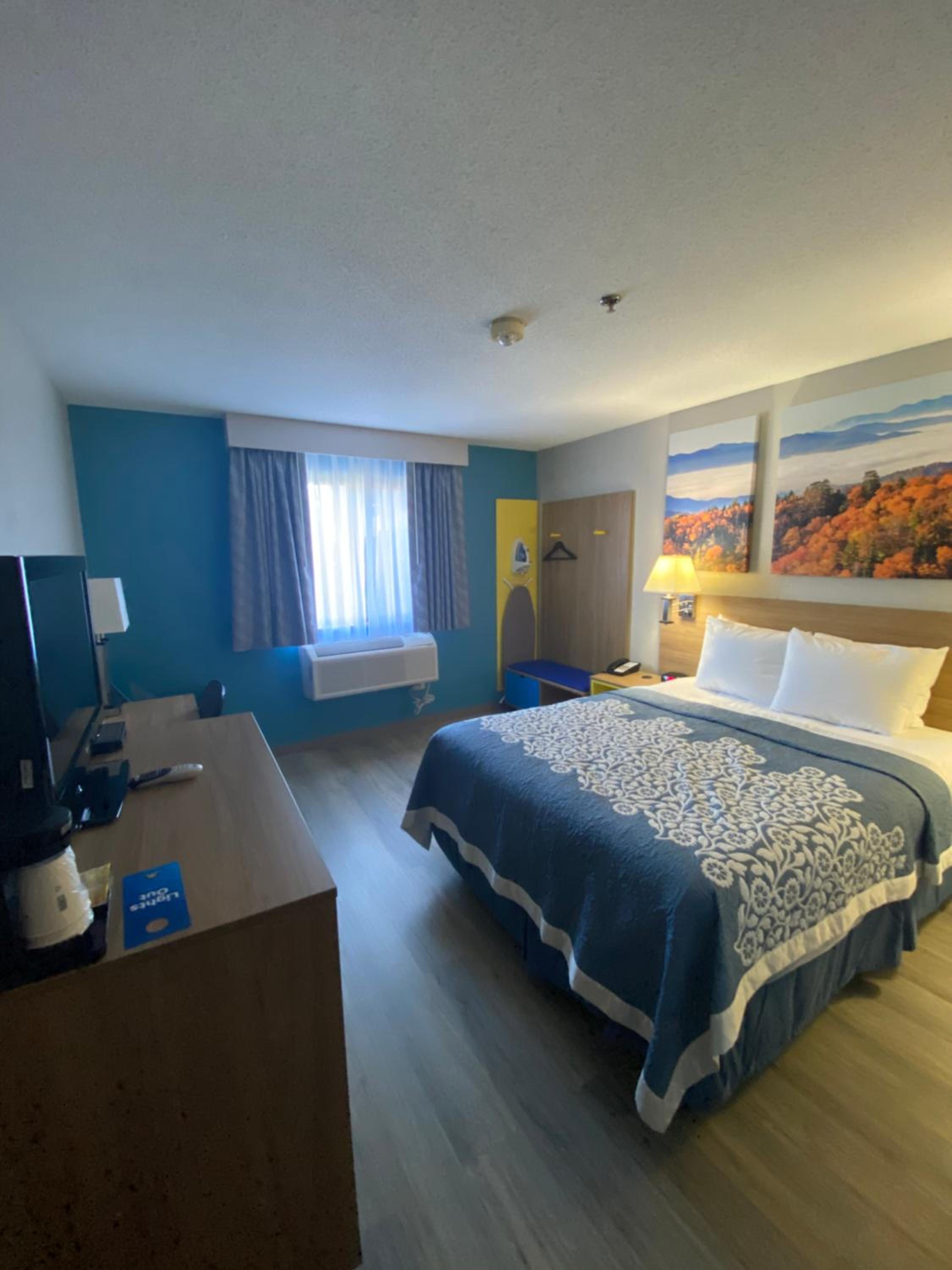 Standard Room with King Bed - Disability Access/Non-Smoking photo 1