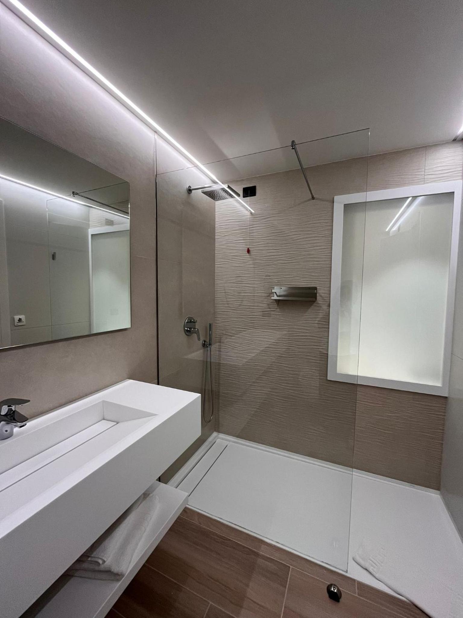 Deluxe Double Room with Sea View - Photo 3