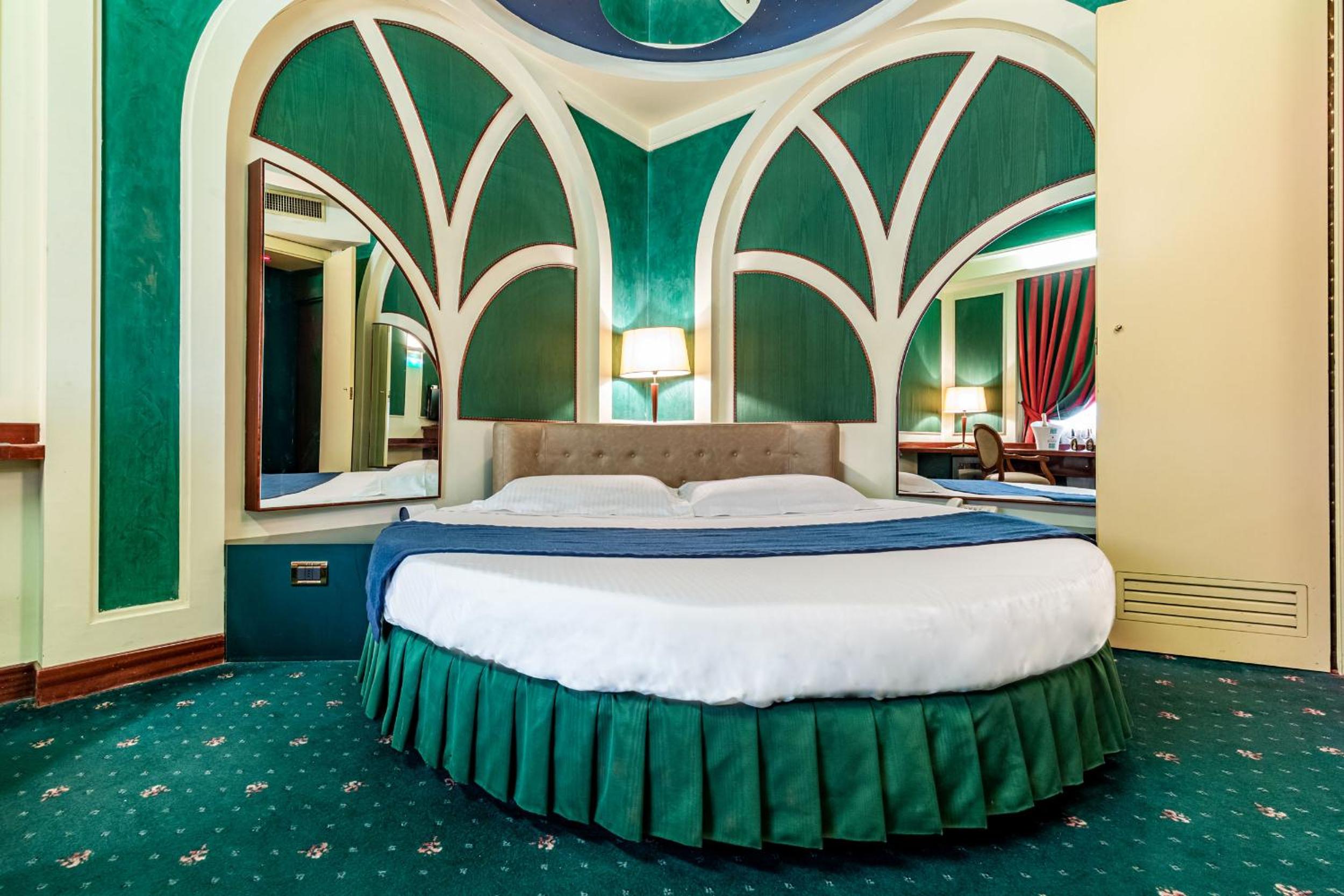 Queen Room photo 1