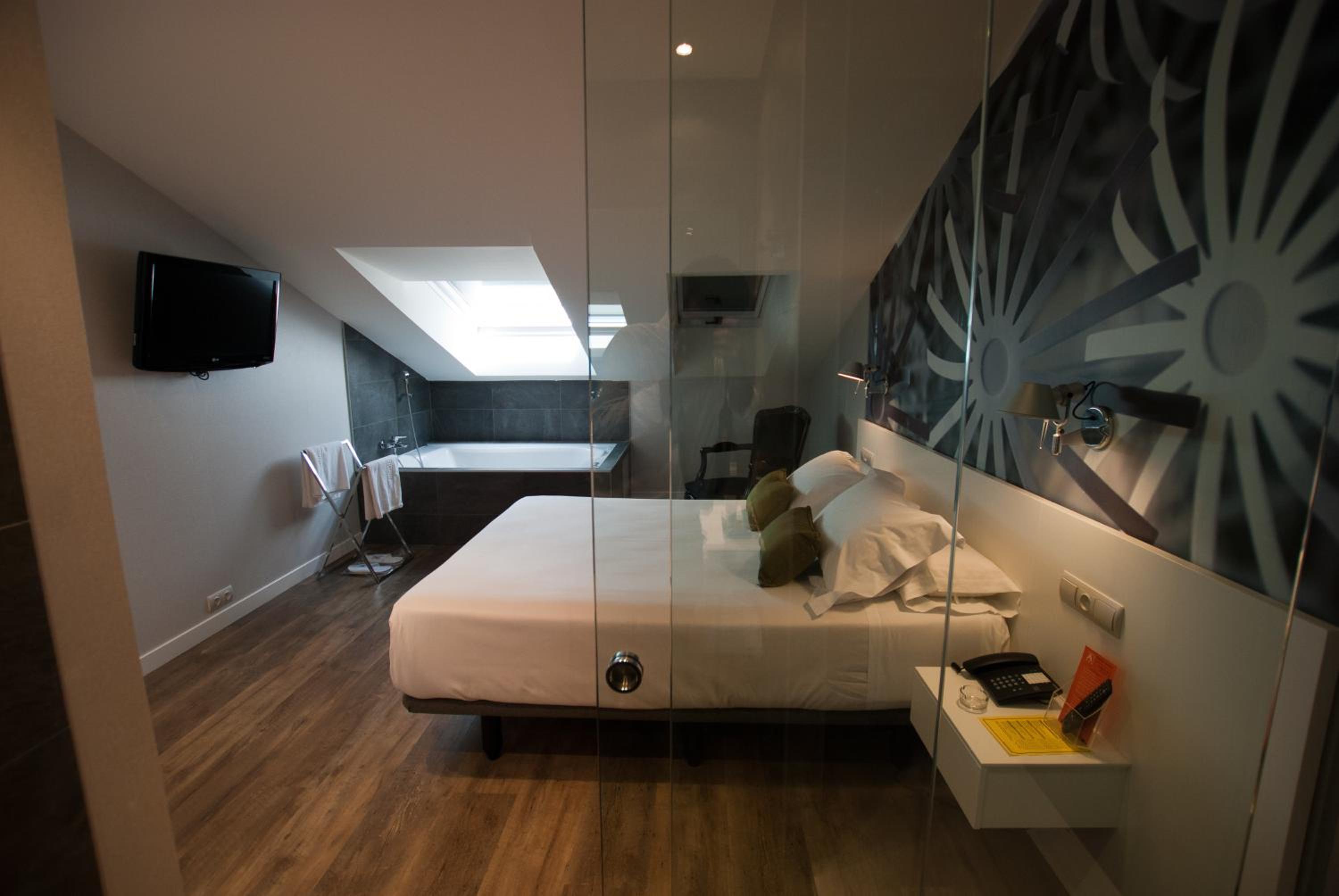 Deluxe One-Bedroom Apartment - Photo 8