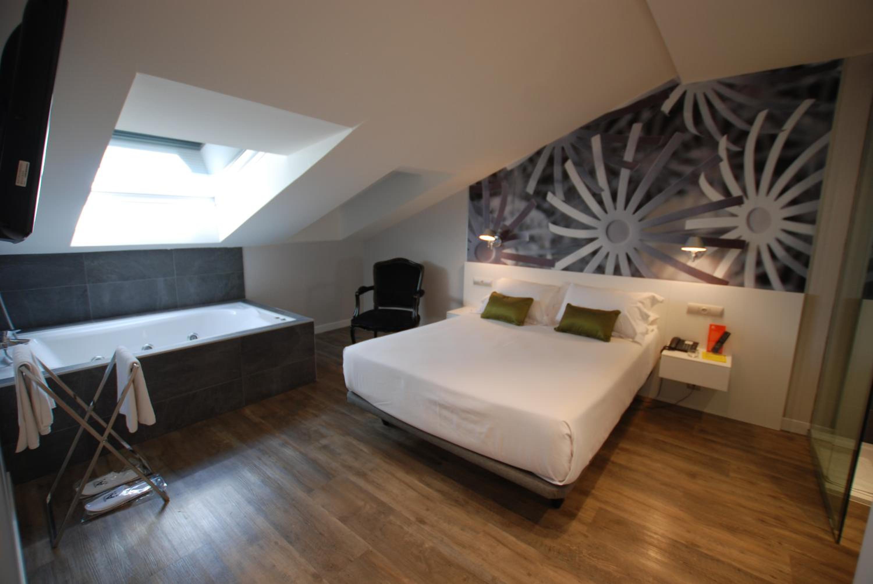 Deluxe One-Bedroom Apartment - Photo 9