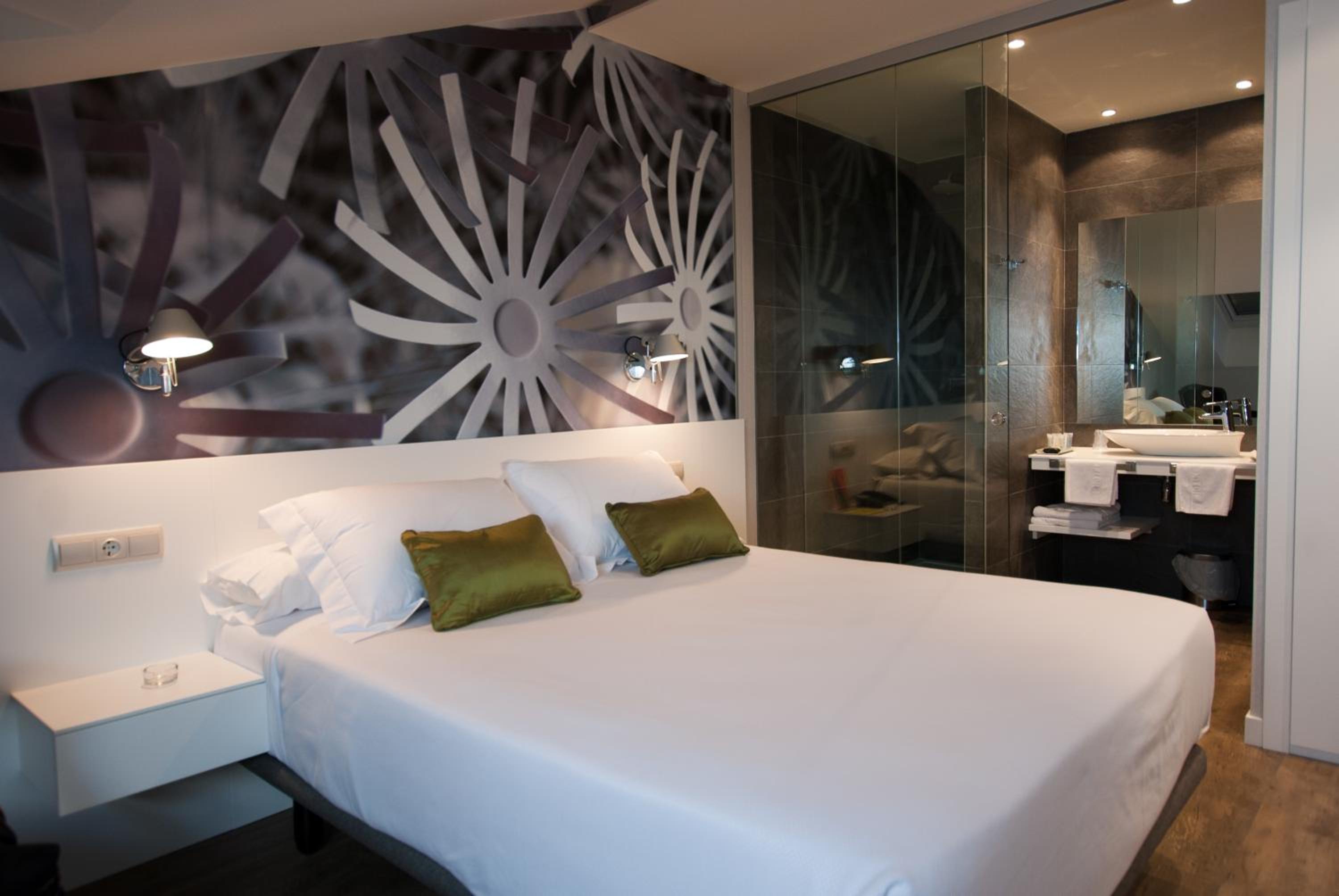 Deluxe One-Bedroom Apartment - Photo 11