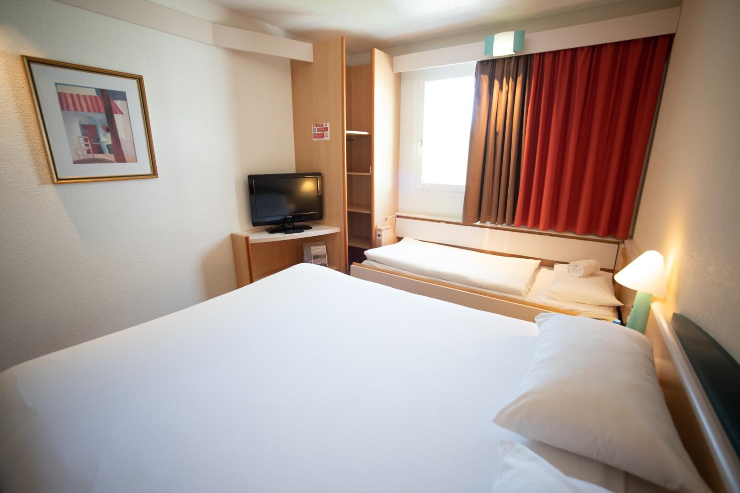 Double Room with Sofa Bed - Photo 2