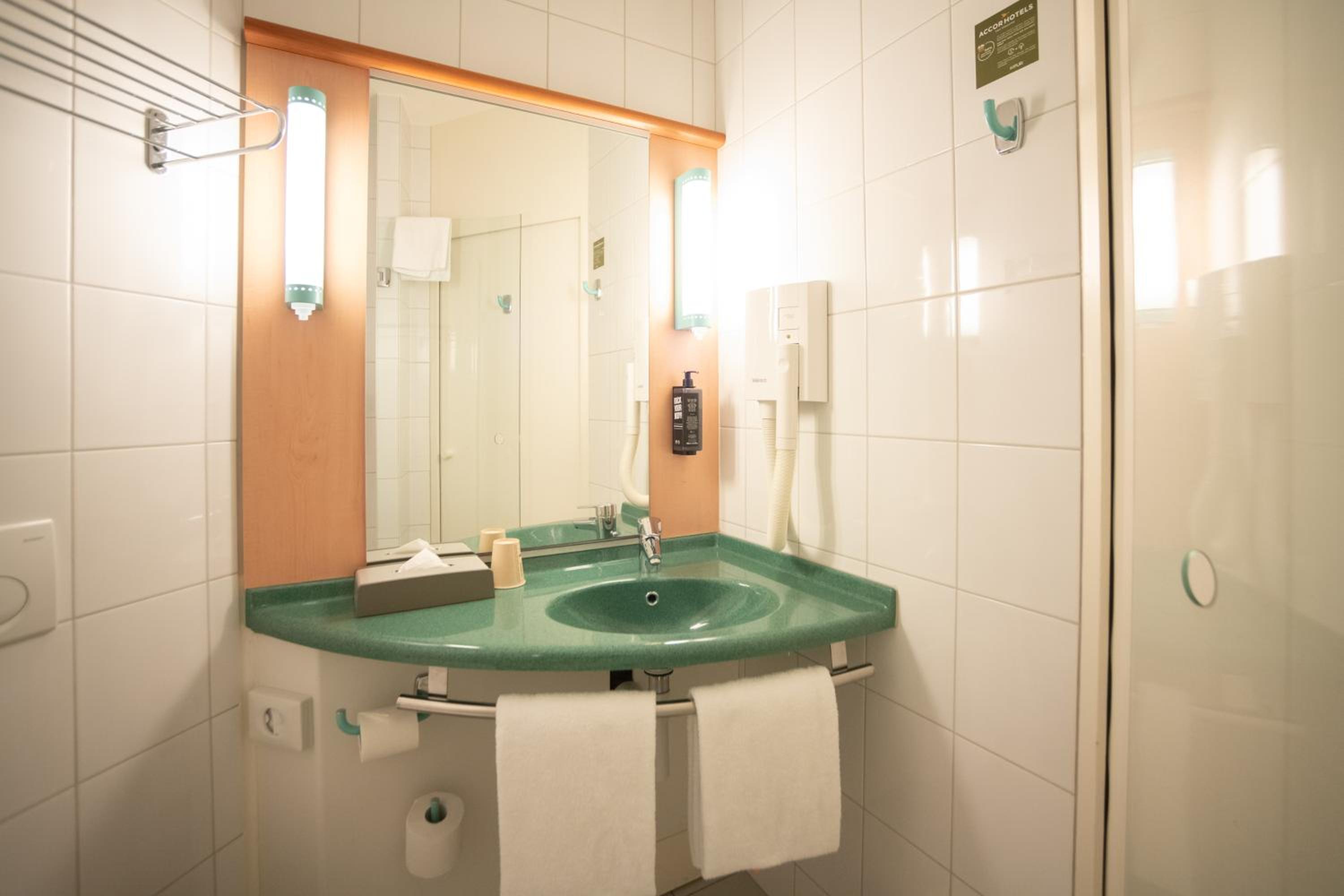 Standard Twin Room - Photo 4