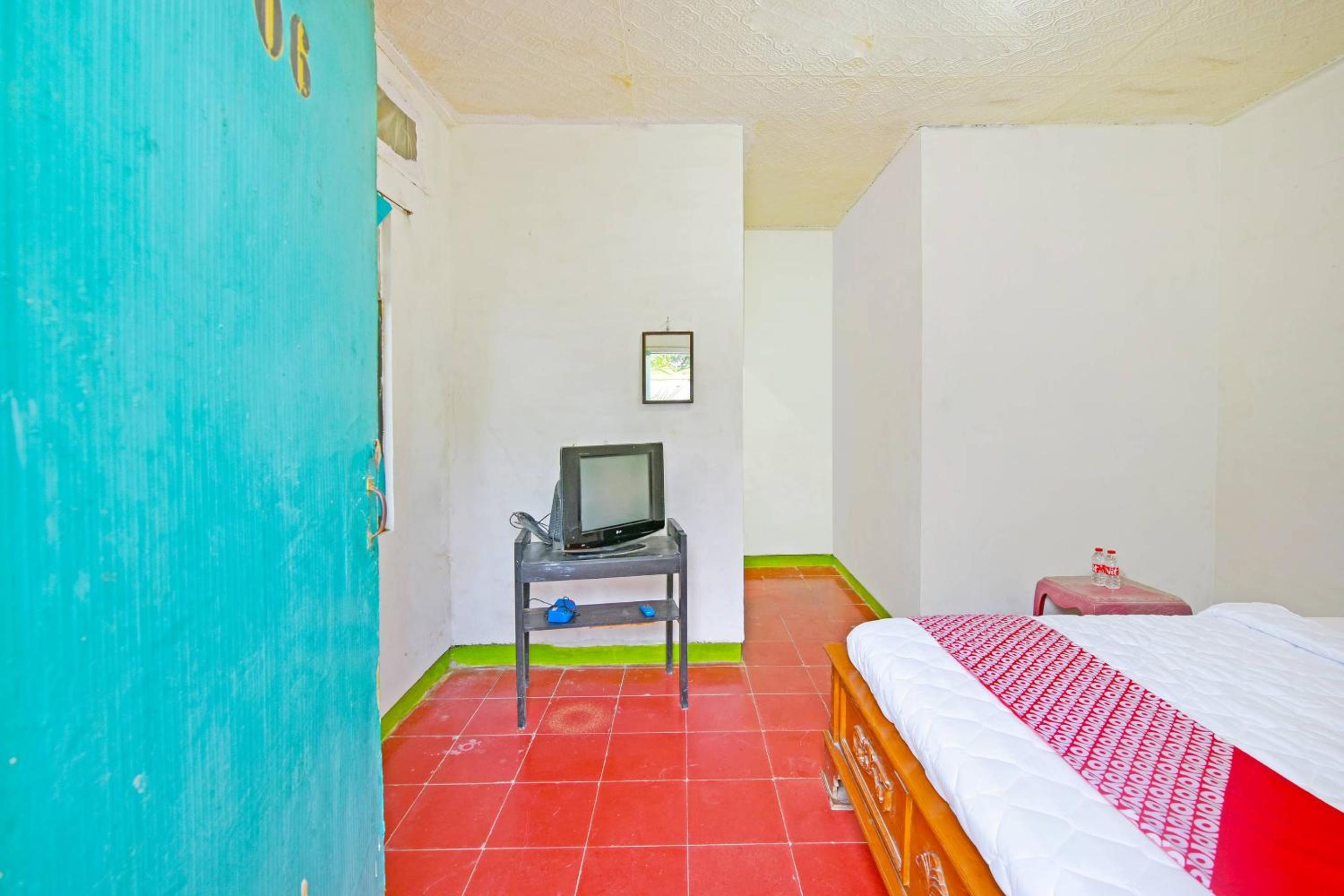 Budget Double Room - Photo 10