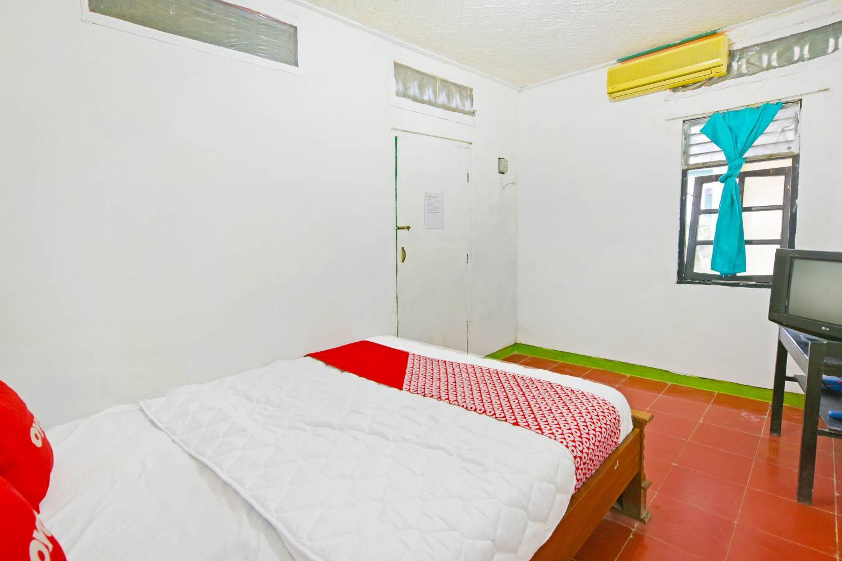 Budget Double Room - Photo 9