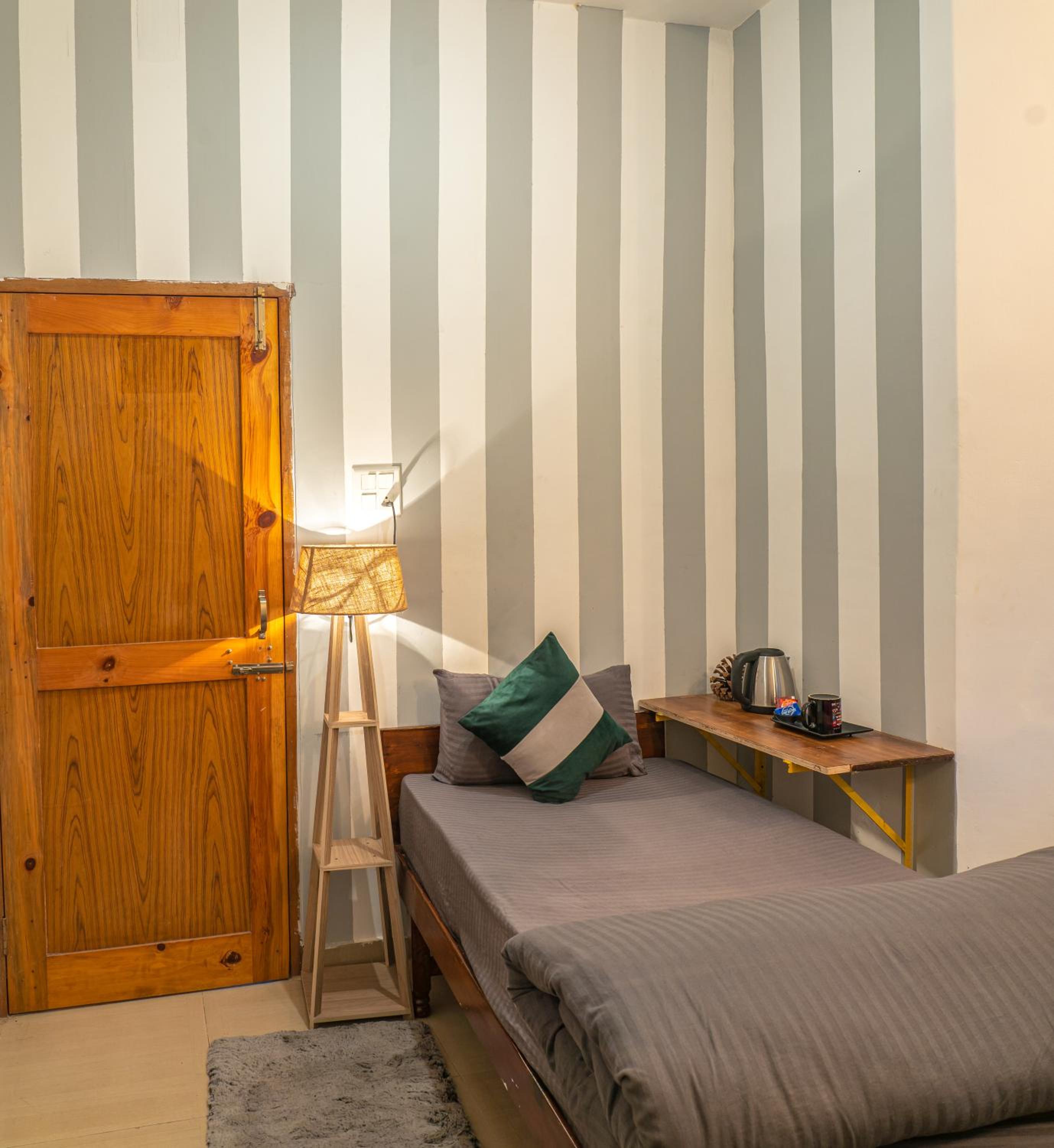 Single Room with Shared Bathroom photo 2
