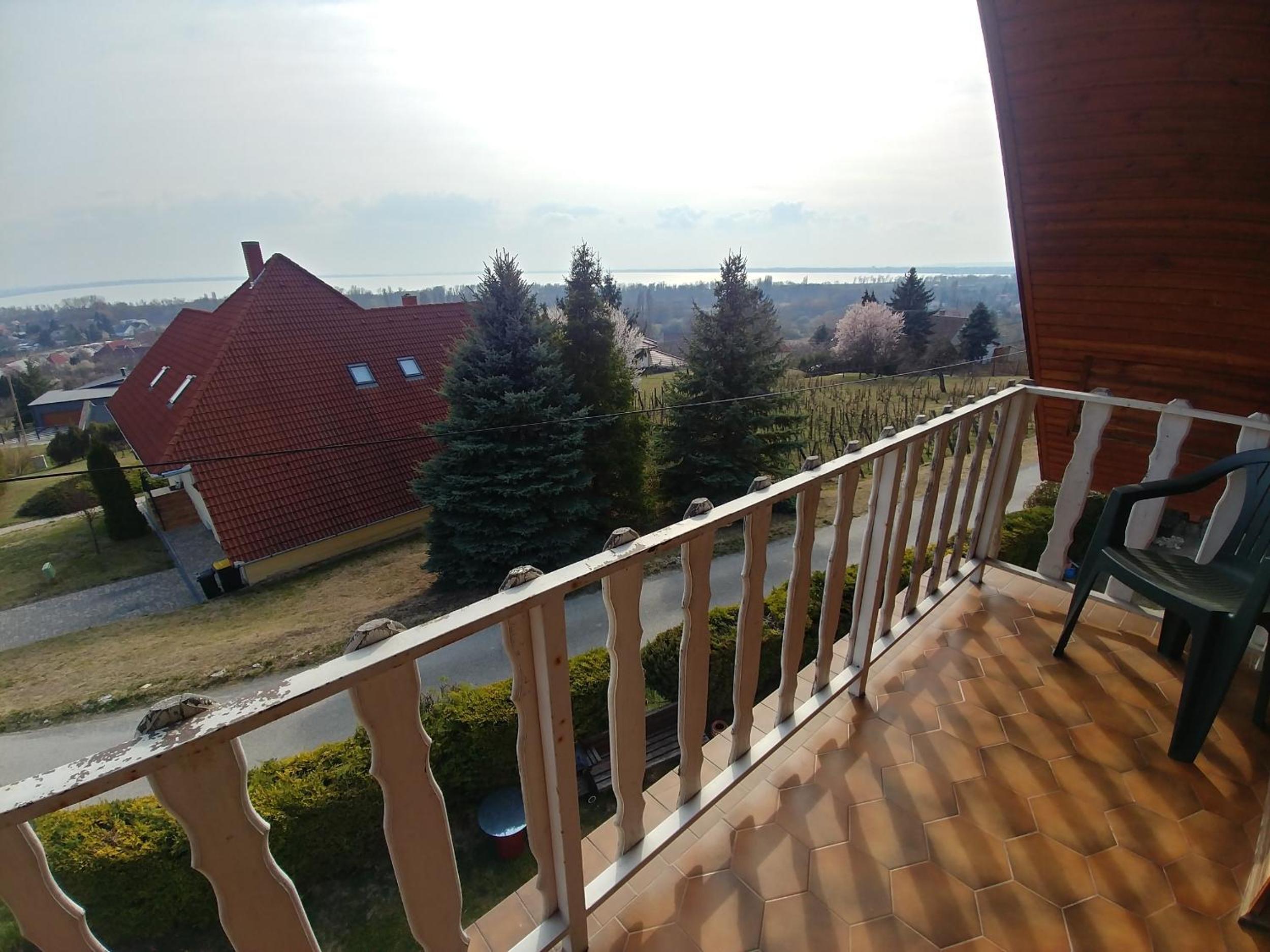 Family Room With Lake View photo 3