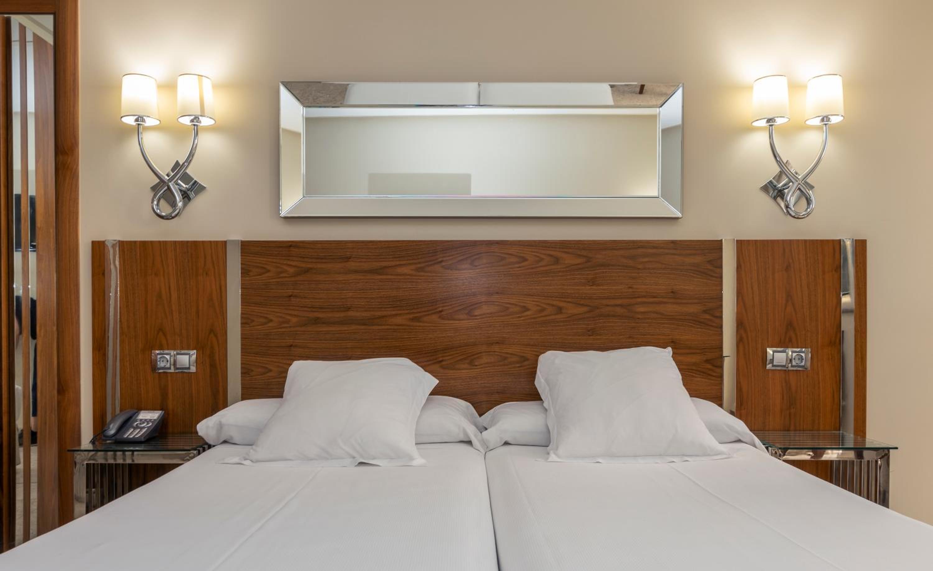 Twin Room - Photo 5